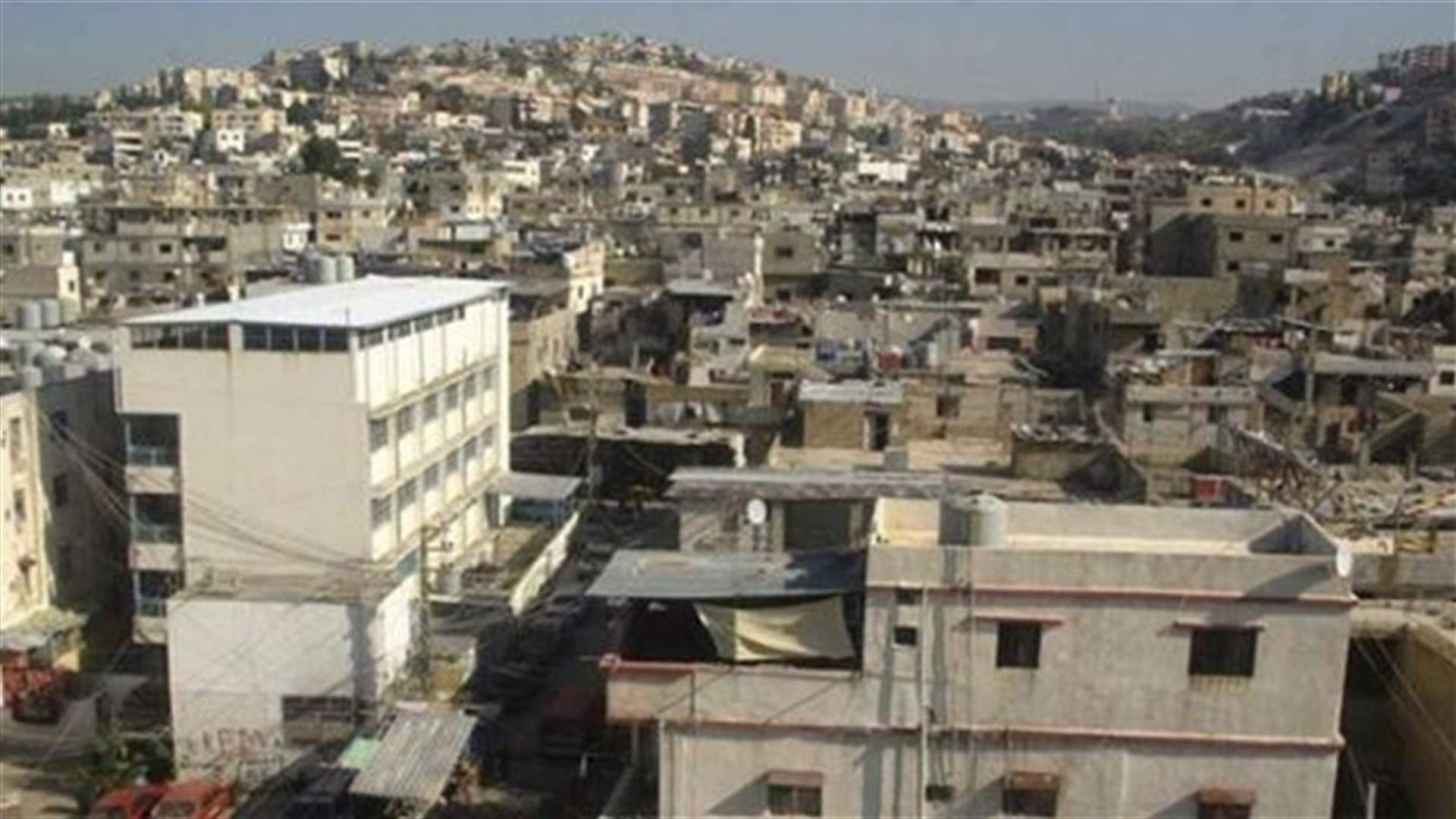 القاء قنبلة فجرا في عين الحلوة