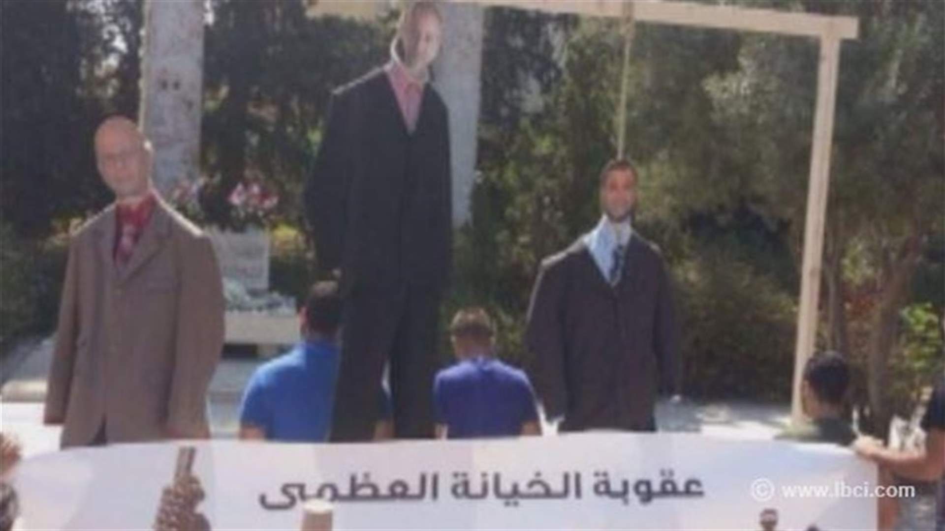بالصور ـ تعليق 3 مشانق رمزية تمثل النواب الضاهر والمرعبي وكبارة 