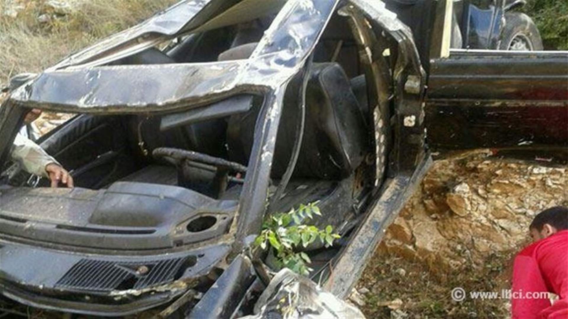 بالصور مقتل امرأة وجرح أطفالها الـ4 بانزلاق سيارة