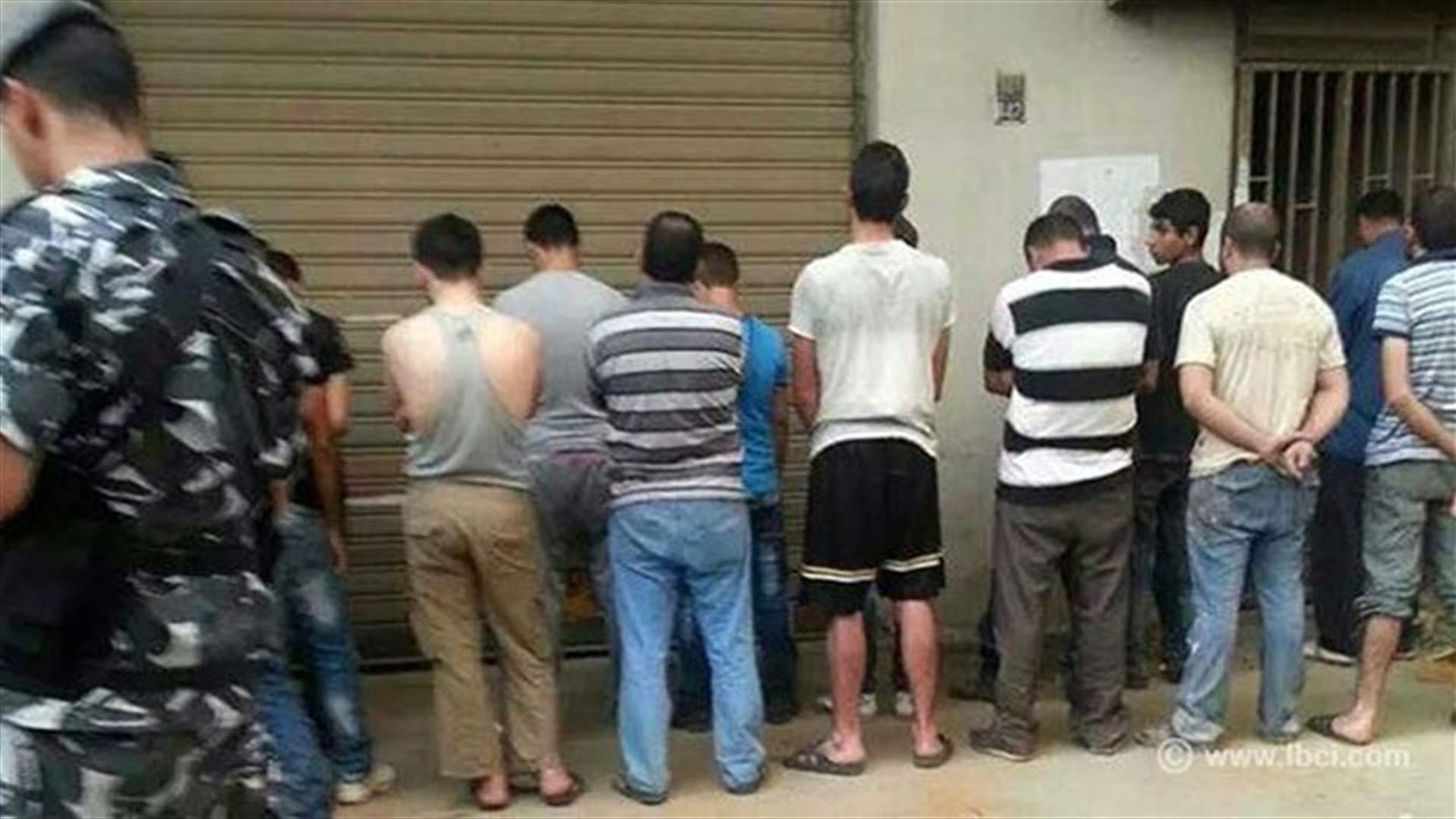 توقيف 13 نازحاً سورياً بعد مداهمتهم في الدكوانة