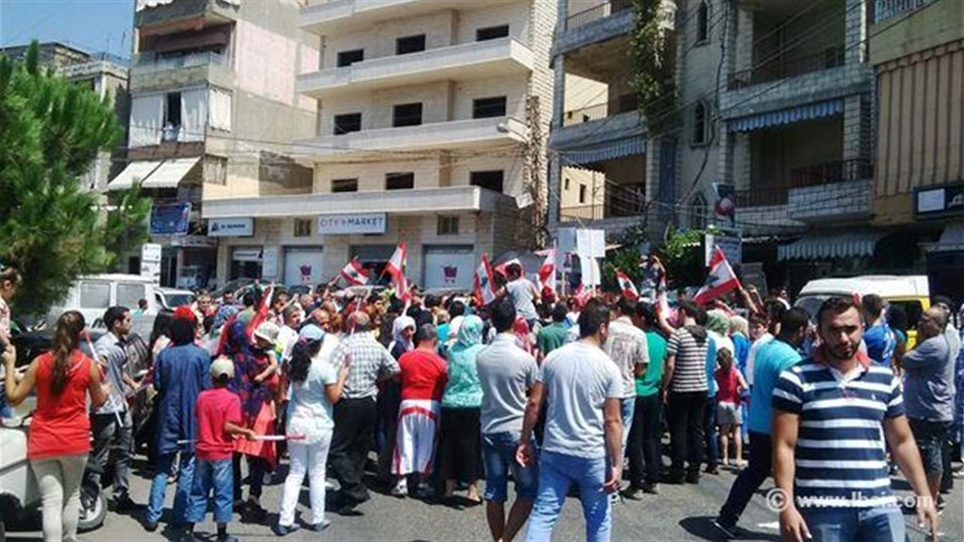 أهالي جندي مخطوف بعرسال يقطعون الطريق بساحة شحيم