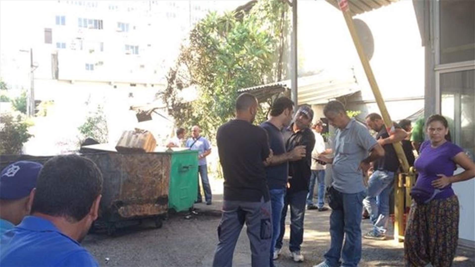 REPORT: EDL contract workers gather outside company’s headquarters in Corniche el-Nahr