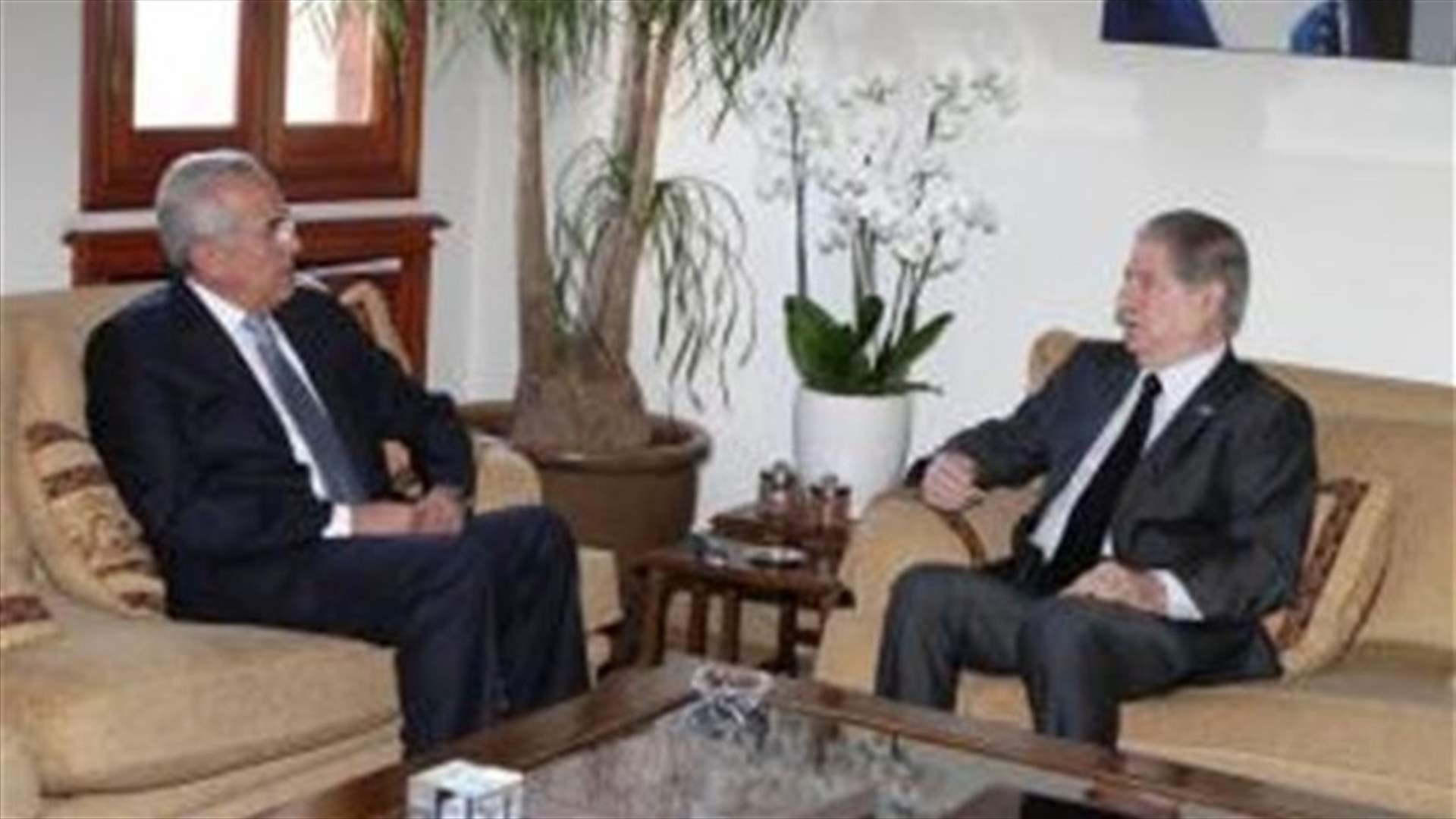 Sleiman meets with Gemayel, calls for swift solution for presidential impasse