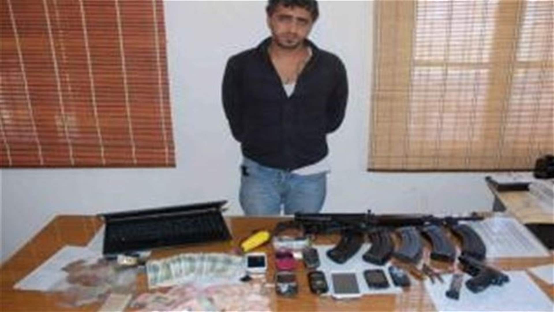 توقيف سارق سيارة بحوزته اسلحة واجهزة خلوية