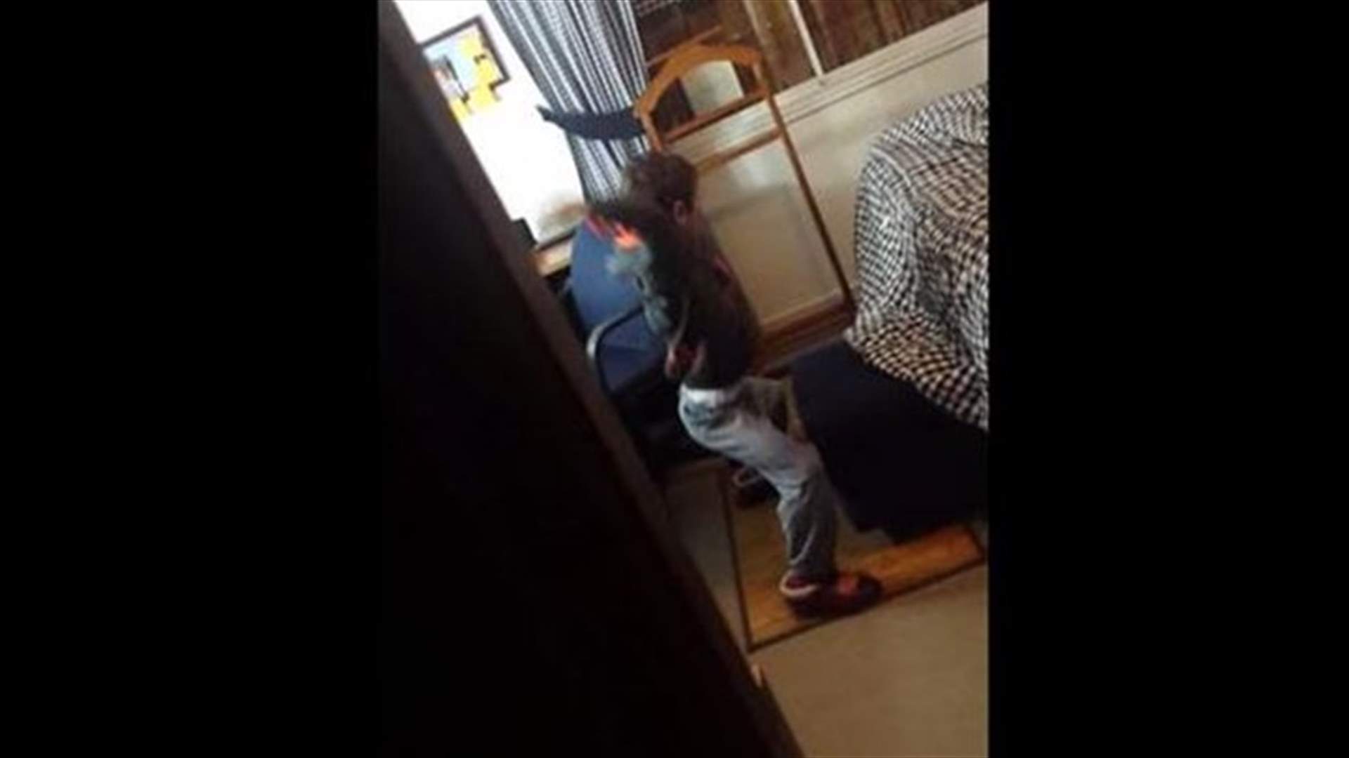 بالفيديو: ضبطه يرقص بطريقةٍ محرجة