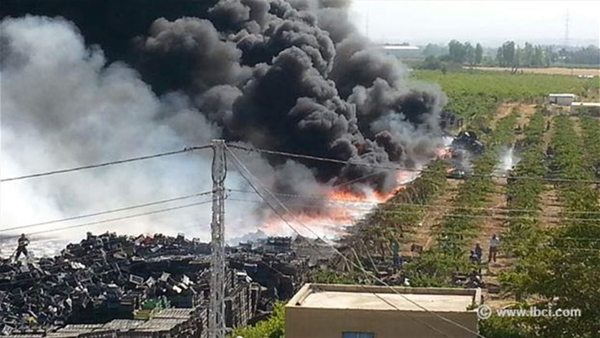 [PHOTOS] Huge fire erupts in Bekaa’s Ferzol