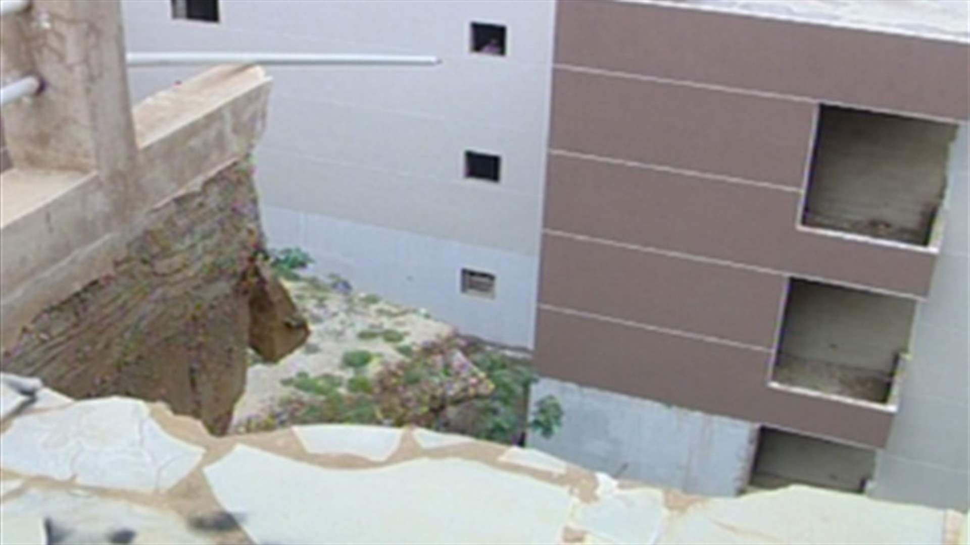 شبح الانهيارات يلاحق سكان المباني المتصدعة