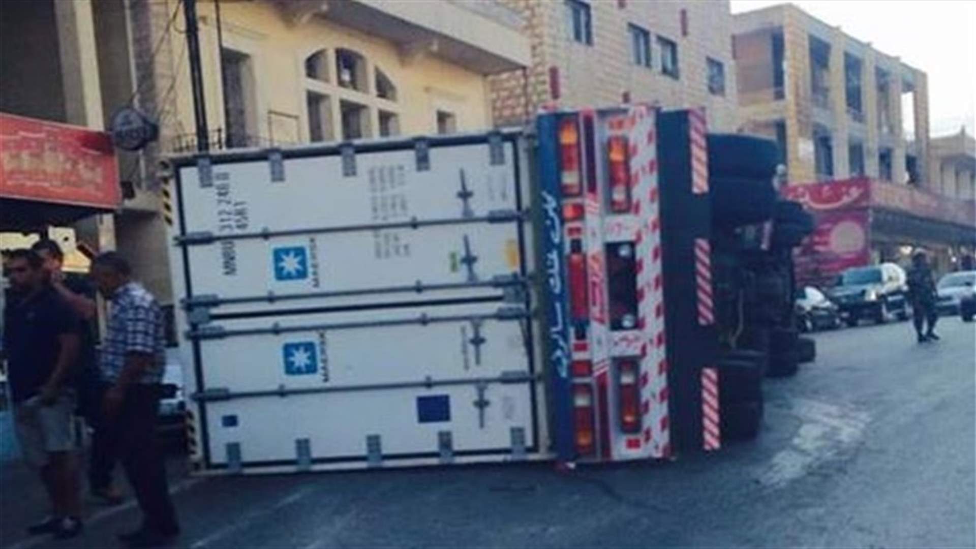 انقلاب شاحنة في شتورا
