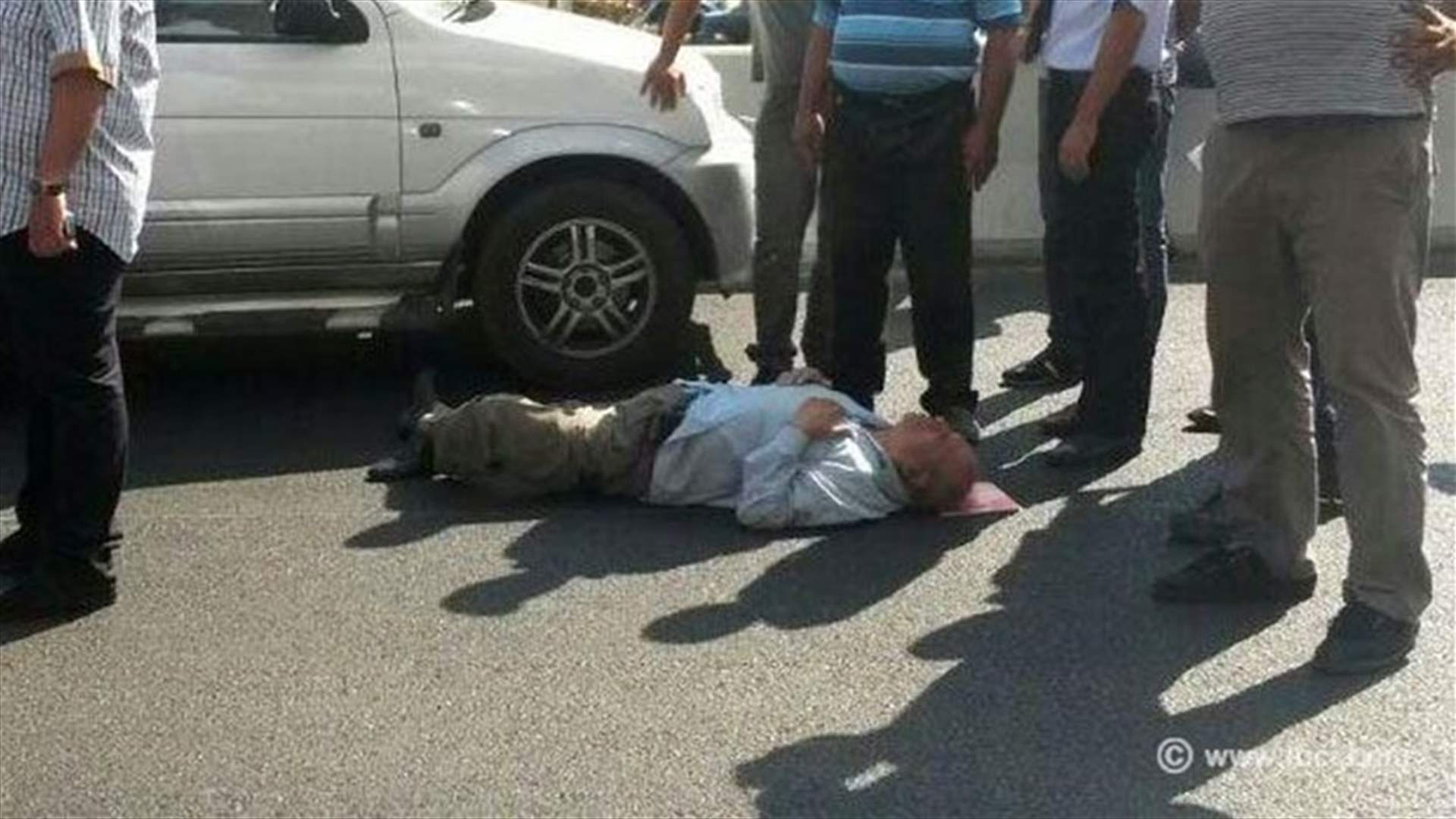 بالصور - جريح بحادث صدم على طريق المكلس
