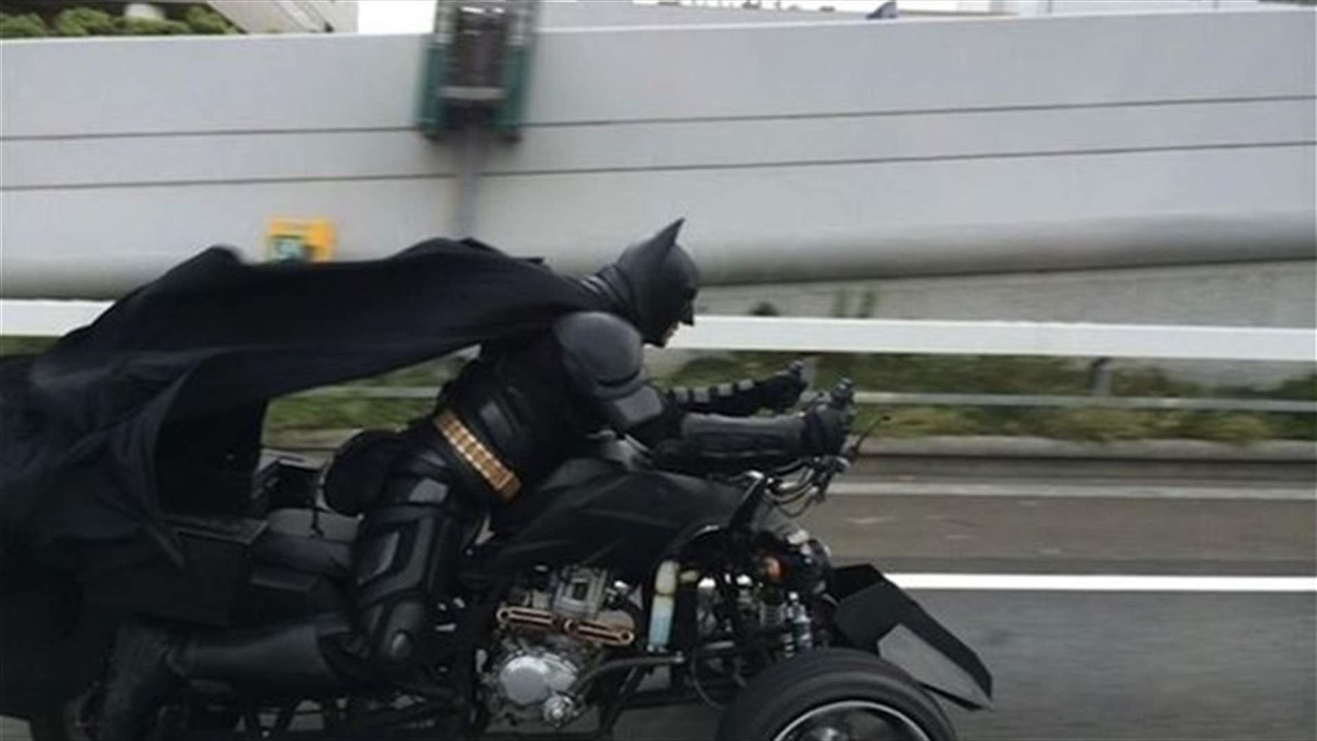 بالفيديو: ظهور باتمان الحقيقي بعربته على الطريق السريع 