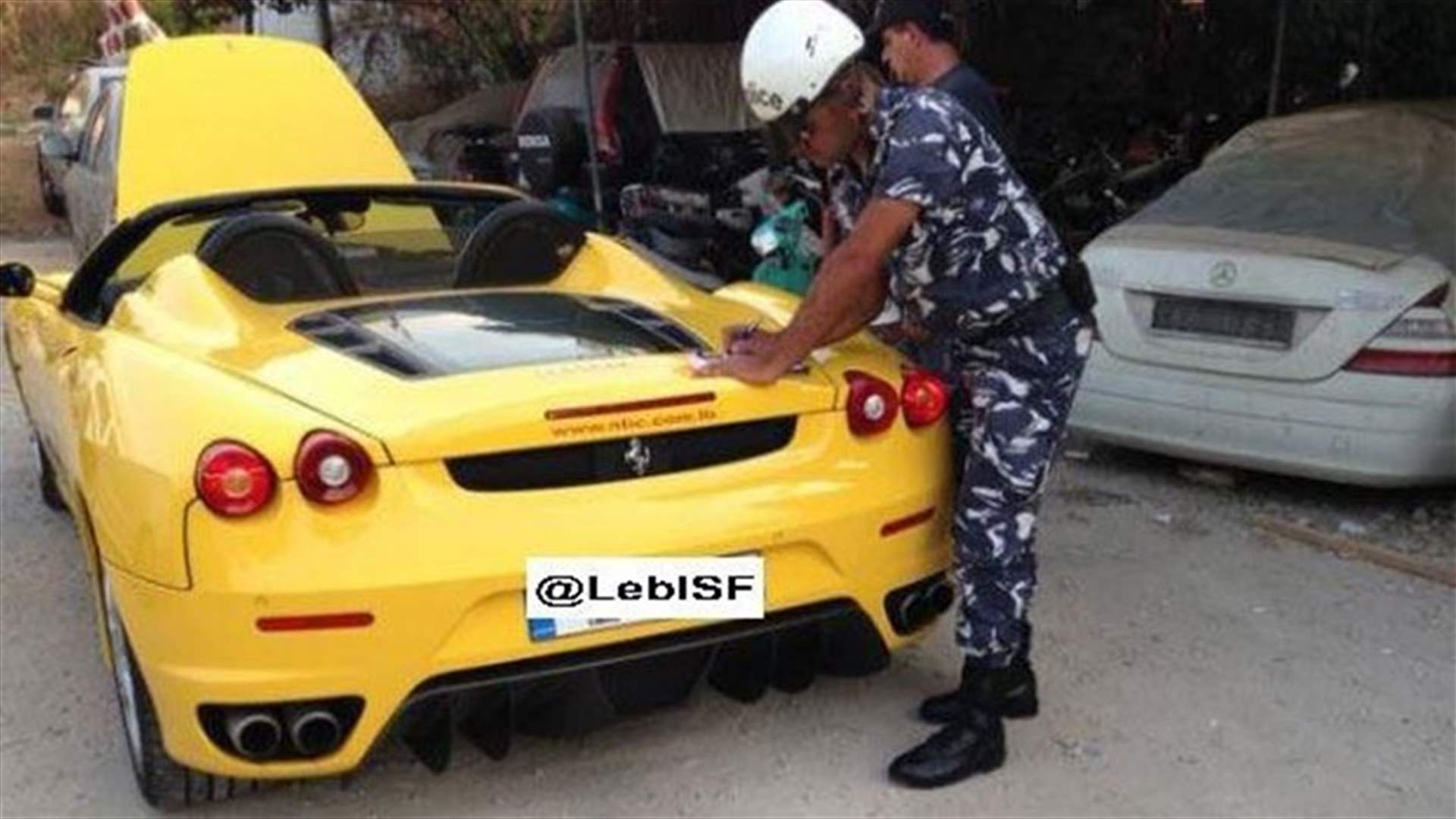 بالصورة- مفرزة سير بعبدا تحجز سيارة فيراري 