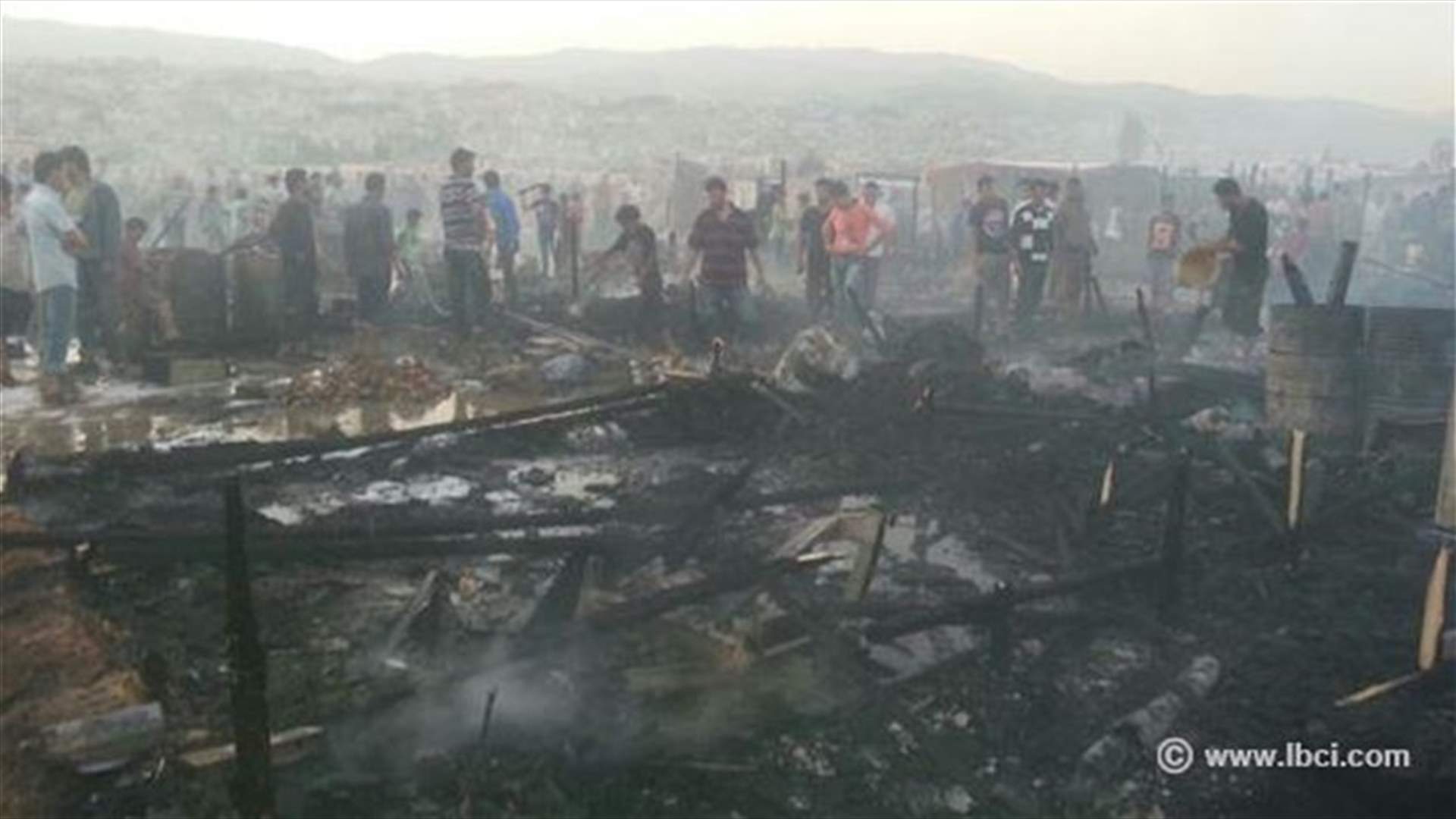 بالصور - حريق يلتهم أكثر من 70 خيمة للنازحين في خراج مدينة زحلة