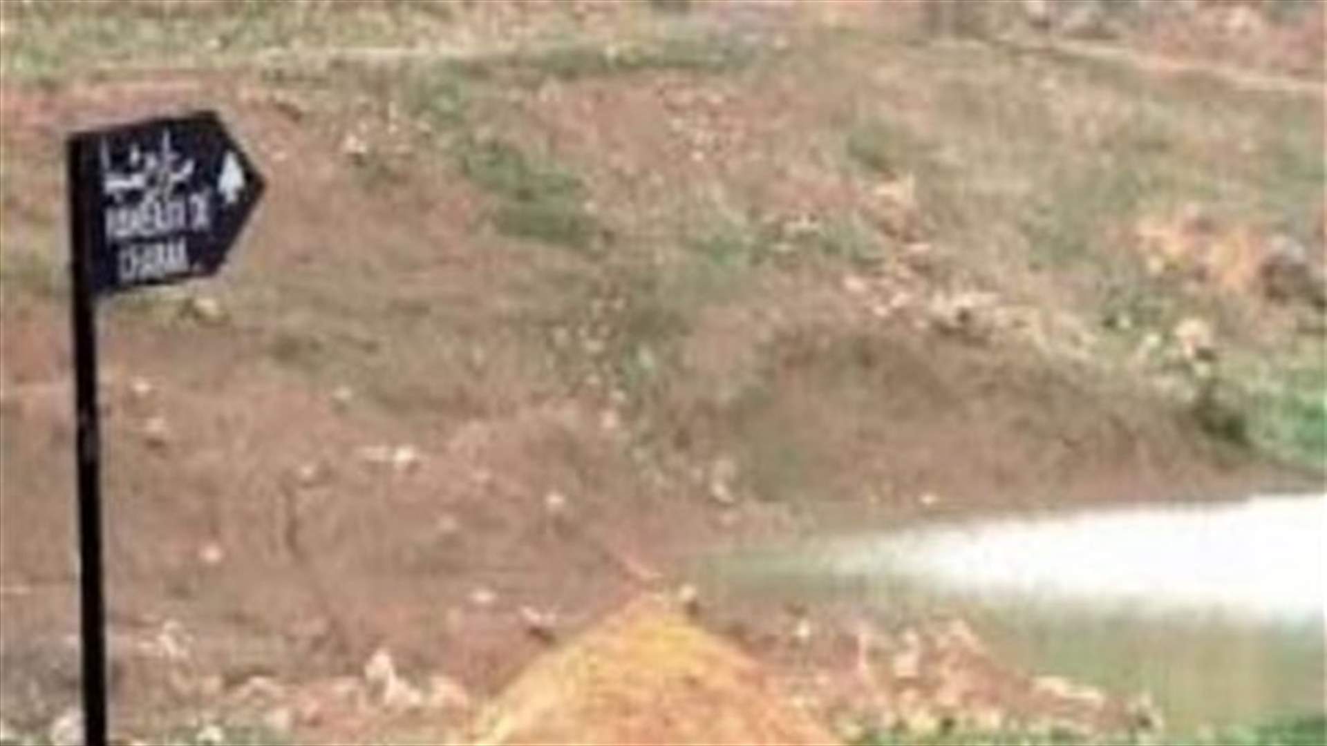 قوة اسرائيلية تضع عمود ارسال بمحاذاة بركة النقار مزود بأجهزة تجسس