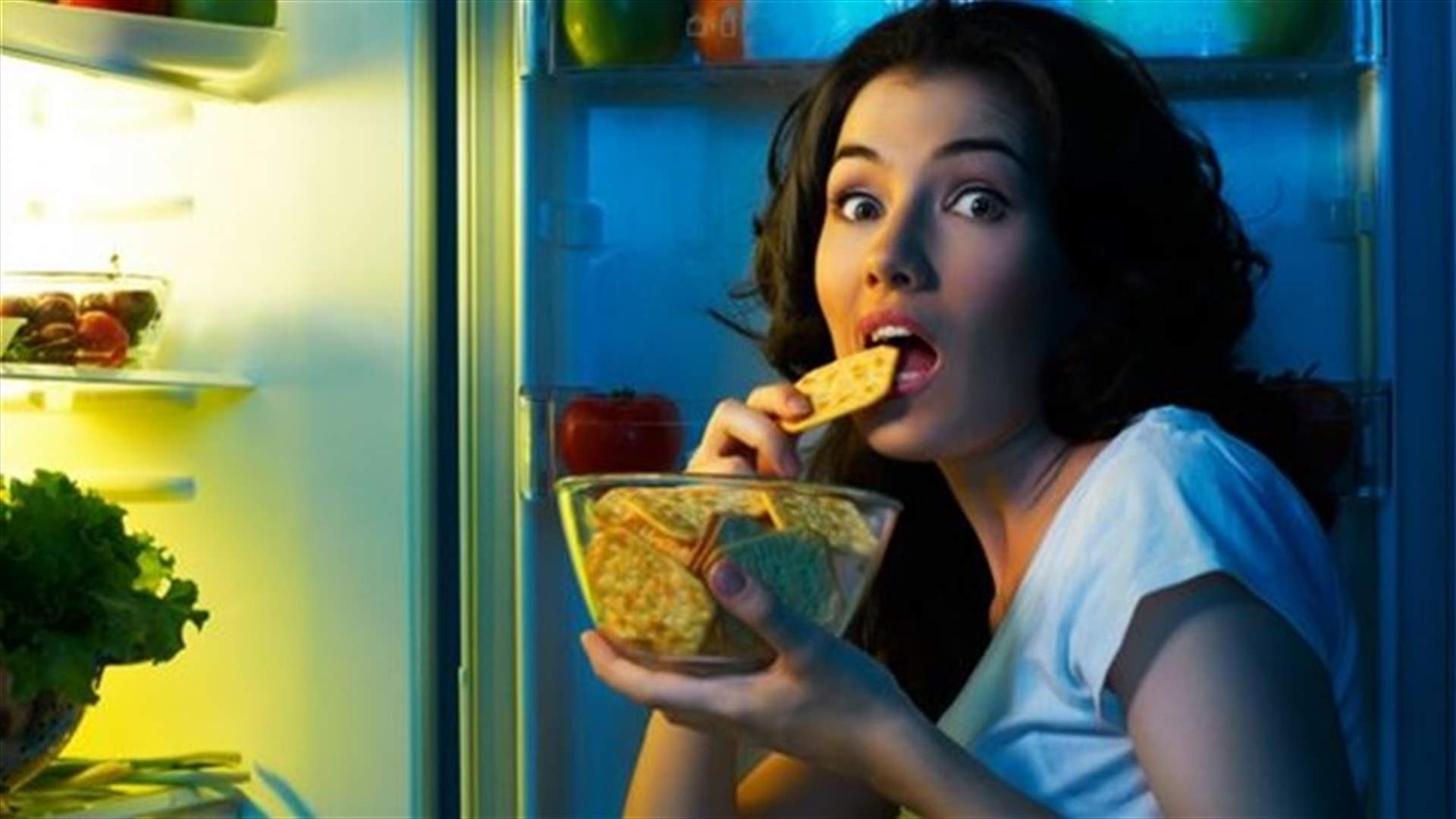 هل فعلاً يضرّ الطعام قبل النوم؟