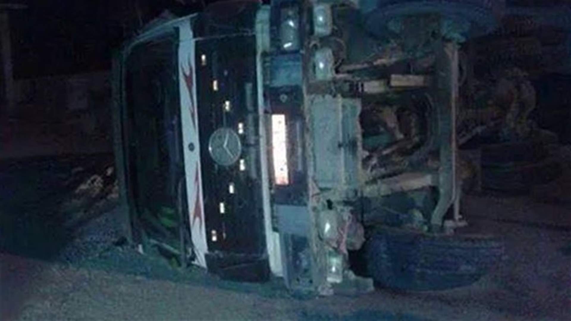 انقلاب شاحنة في الهرمل