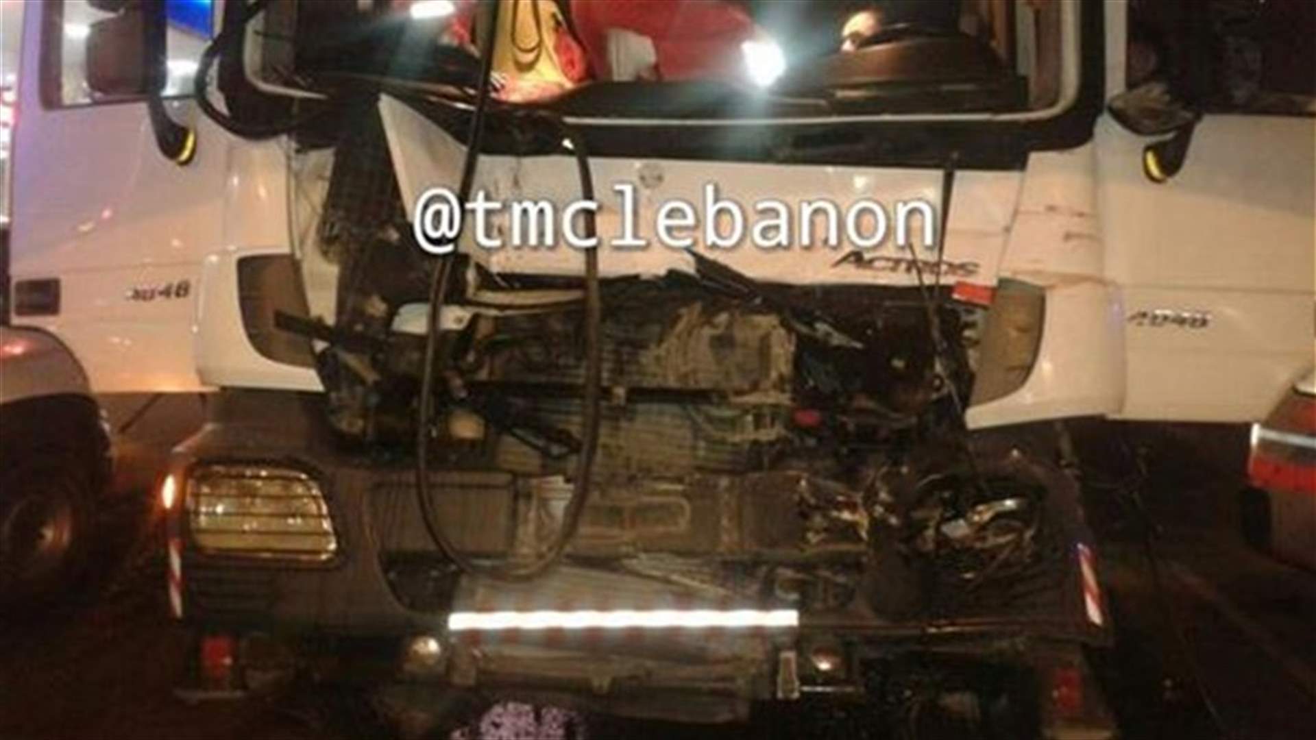 جريحان وزحمة سير اثر حادث بين شاحنتين على اوتوستراد نهرالموت