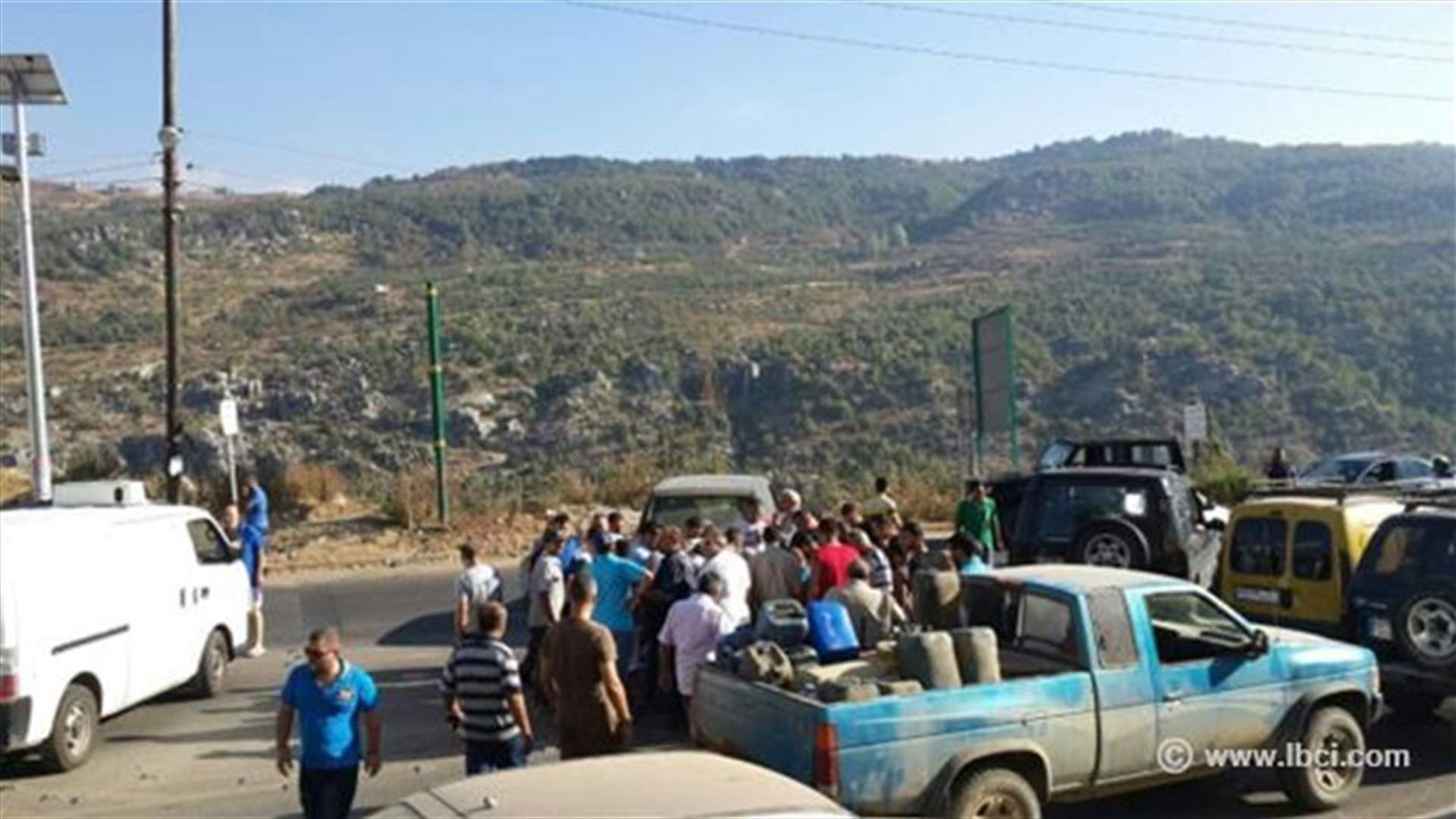 اعادة فتح طريق حراجل ووعود بتحويل المياه الى البلدة