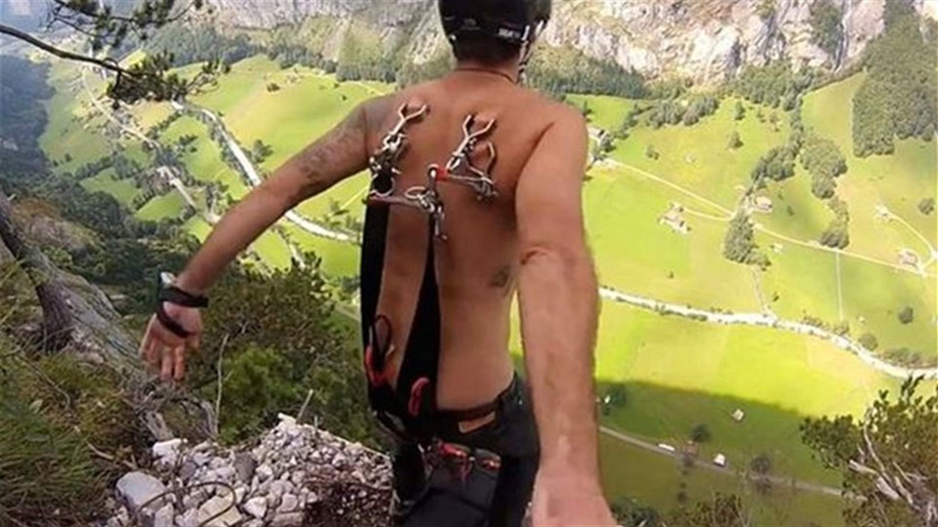 بالفيديو: قفز بمظلةٍ مثبّتة على ظهره 