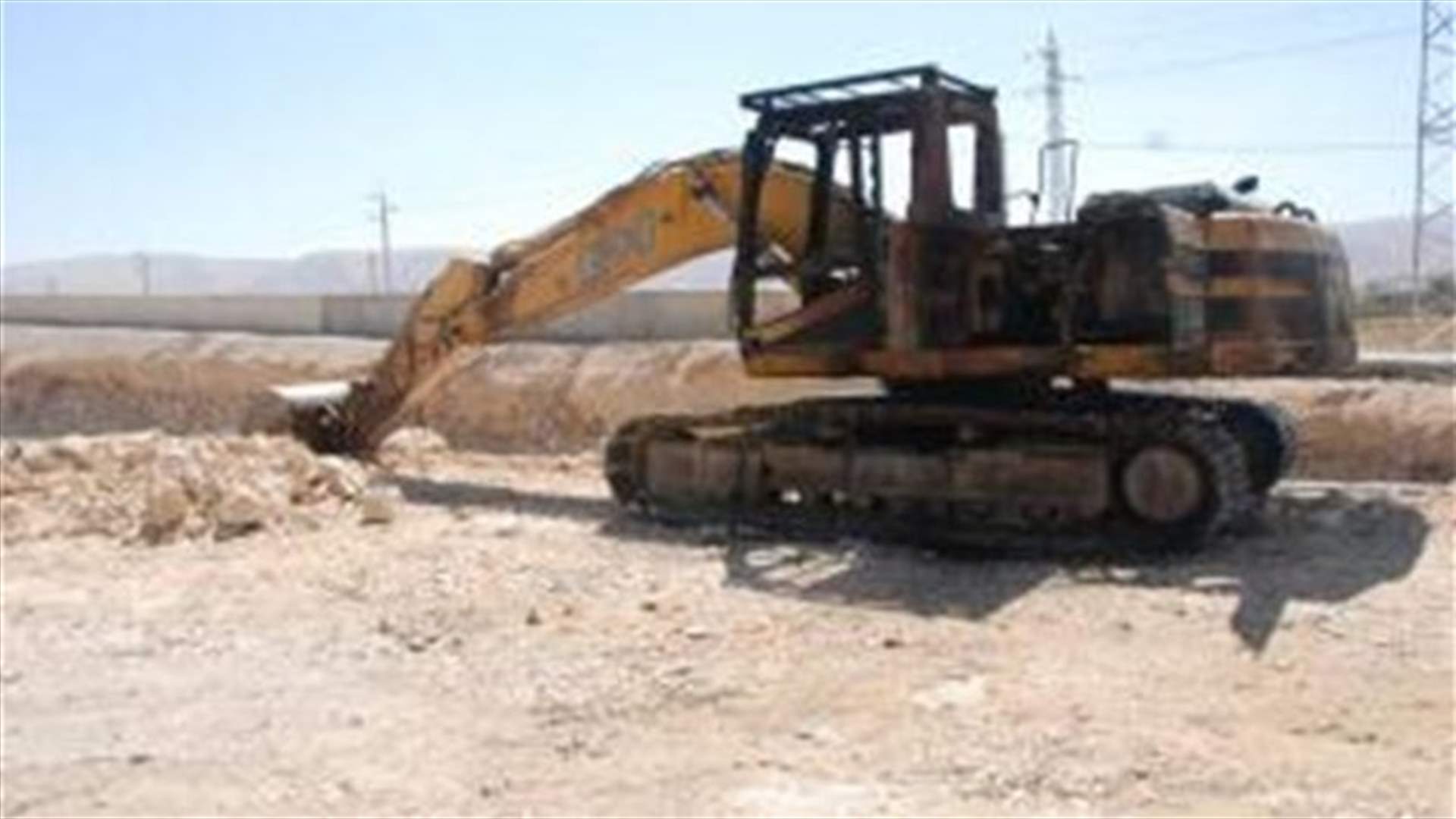 احراق حفارة للشركة المتعهدة أشغال الاوتوستراد العربي