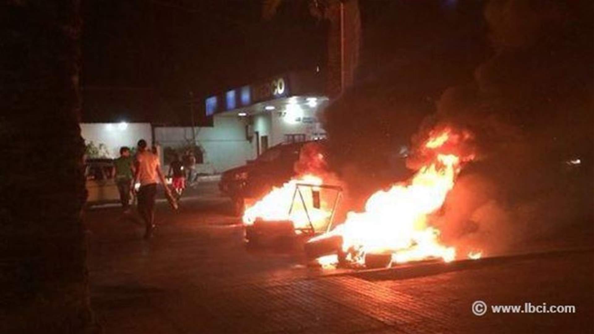 بالصور ـ قطع طرقات احتجاجا على اعلان داعش ذبح أحد العسكريين المخطوفين