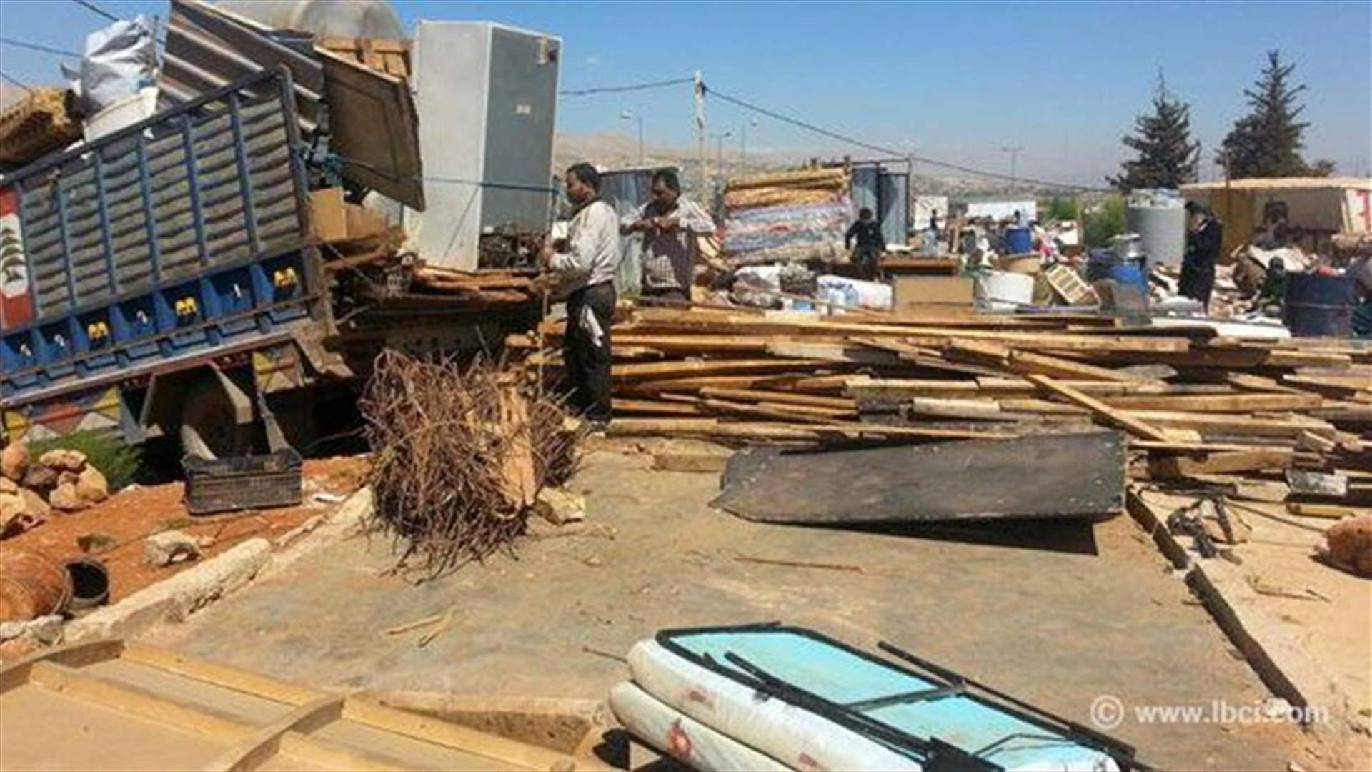 مخيمات للنازحين في حوش الغنم ورياق الى الزوال