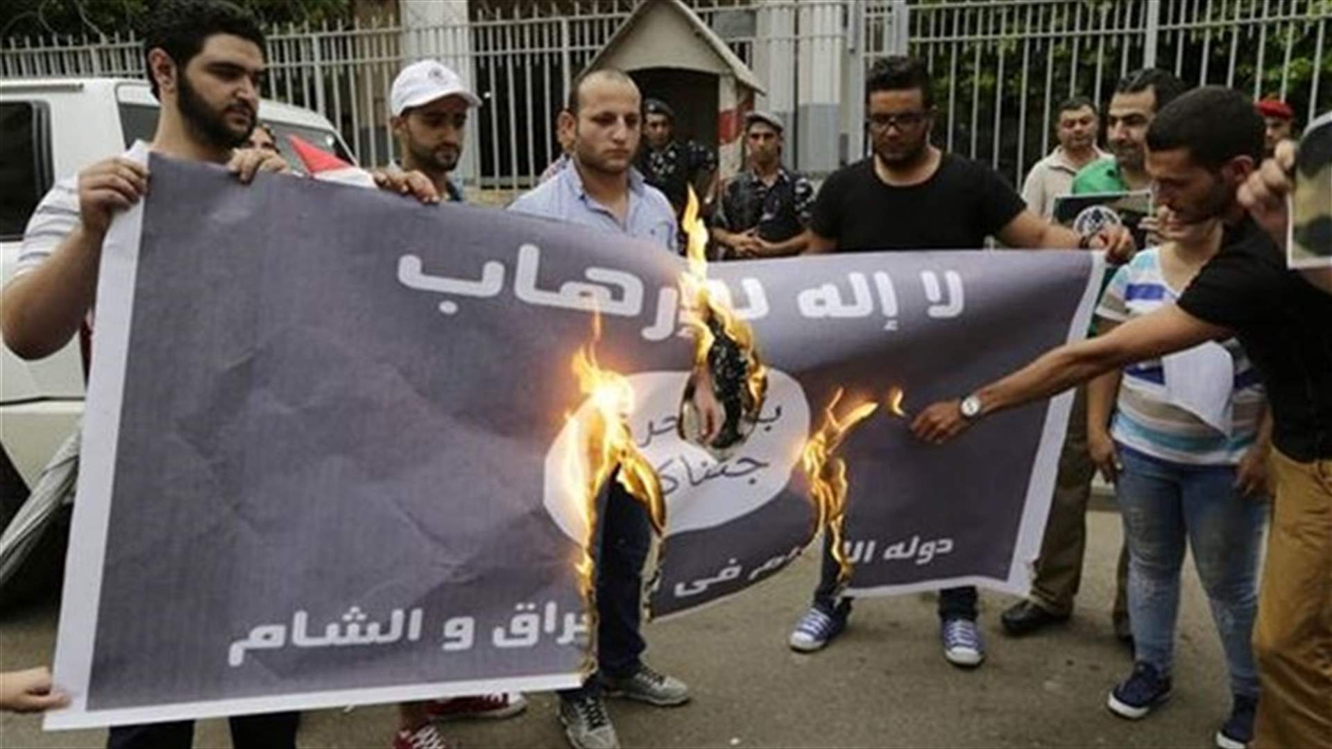 لبنان يشعل العالم بتحدٍ جديد... حرق علم داعش