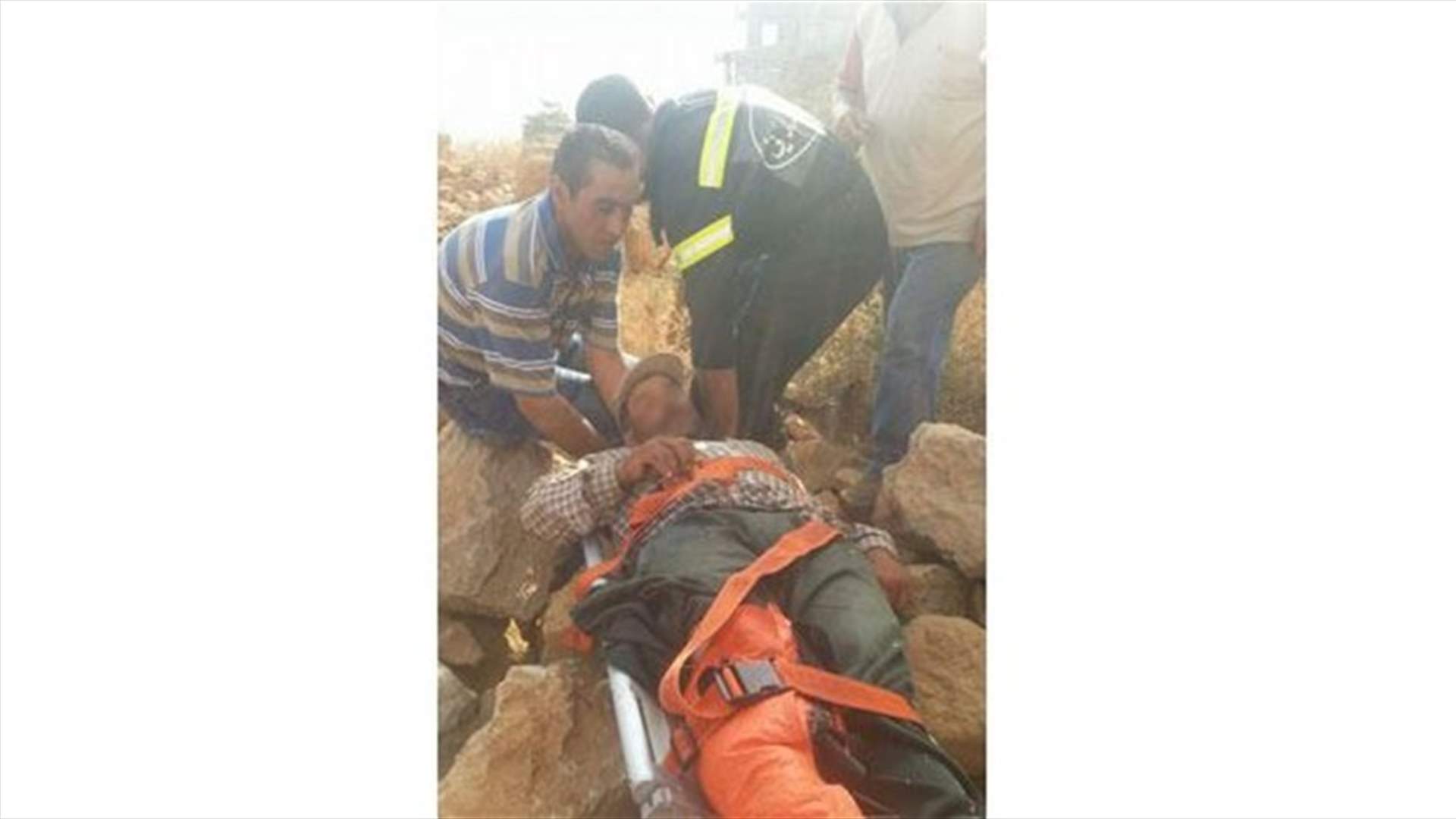 انقاذ رجل سقط في منطقة جبلية وعرة في فاريا