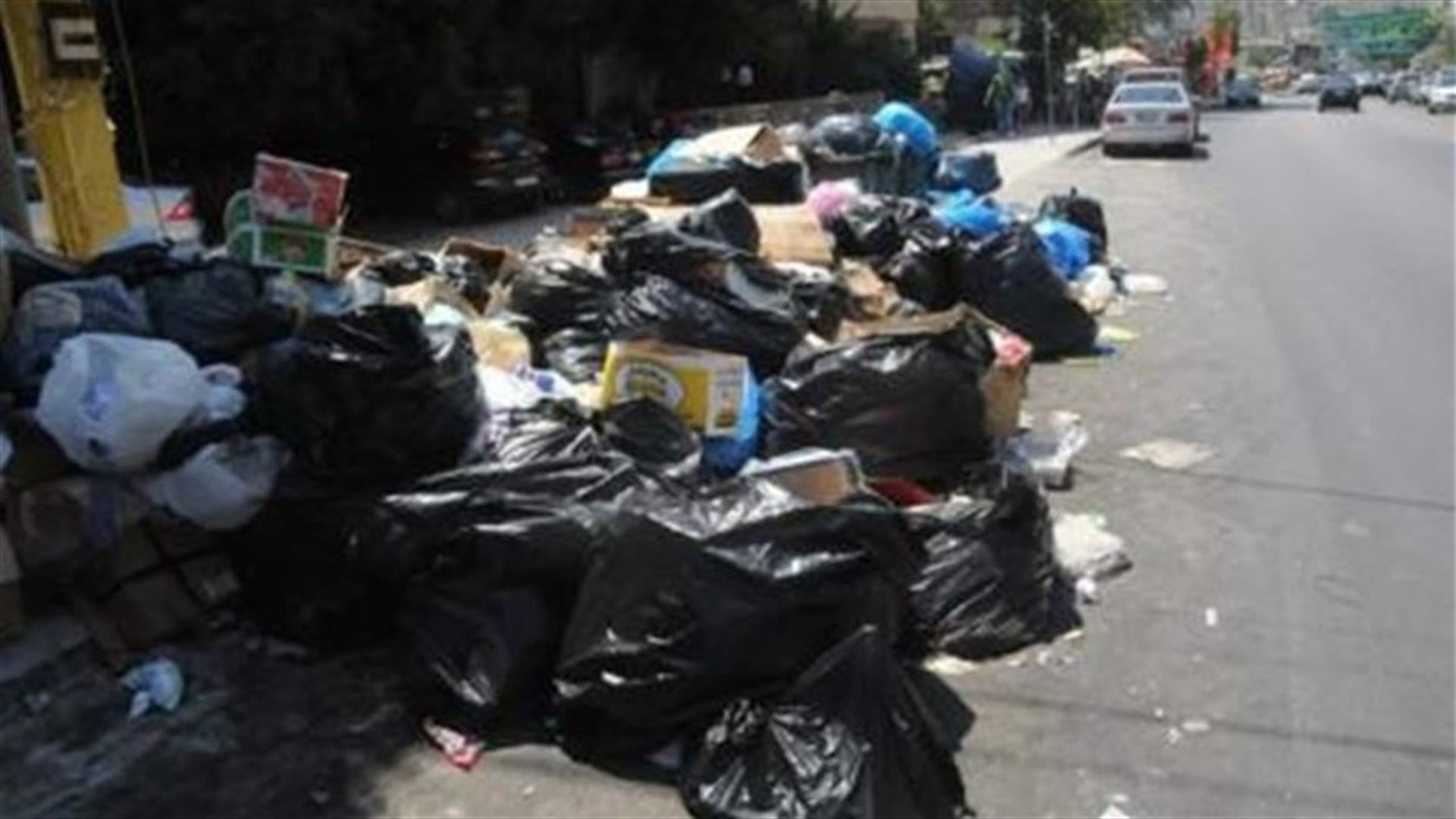 تراكم النفايات في قرى النبطية بسبب حريق اندلع في المطمر