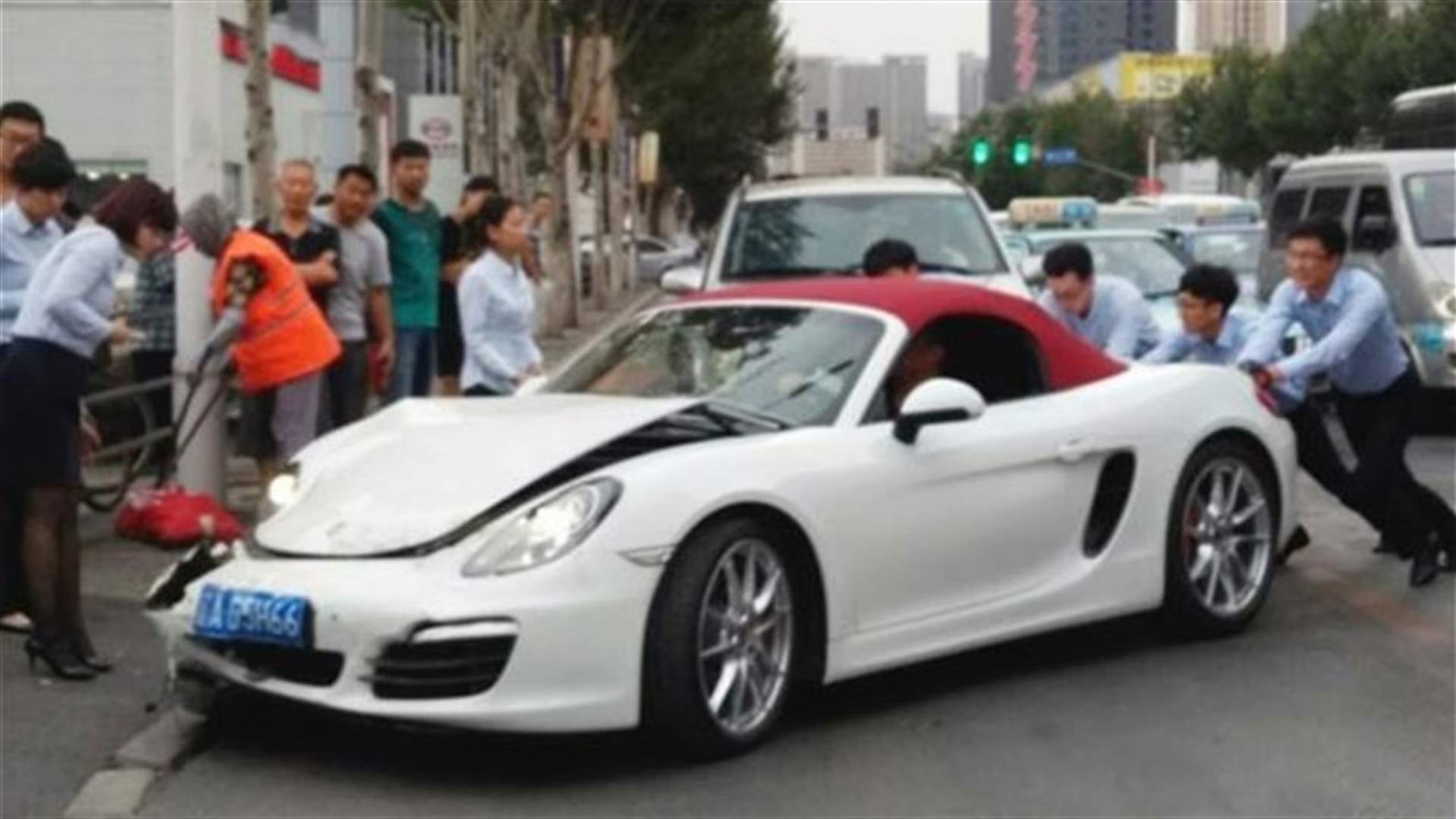 بالصور: حطّمت سيارتها البورش بعد ثوانٍ من شرائها