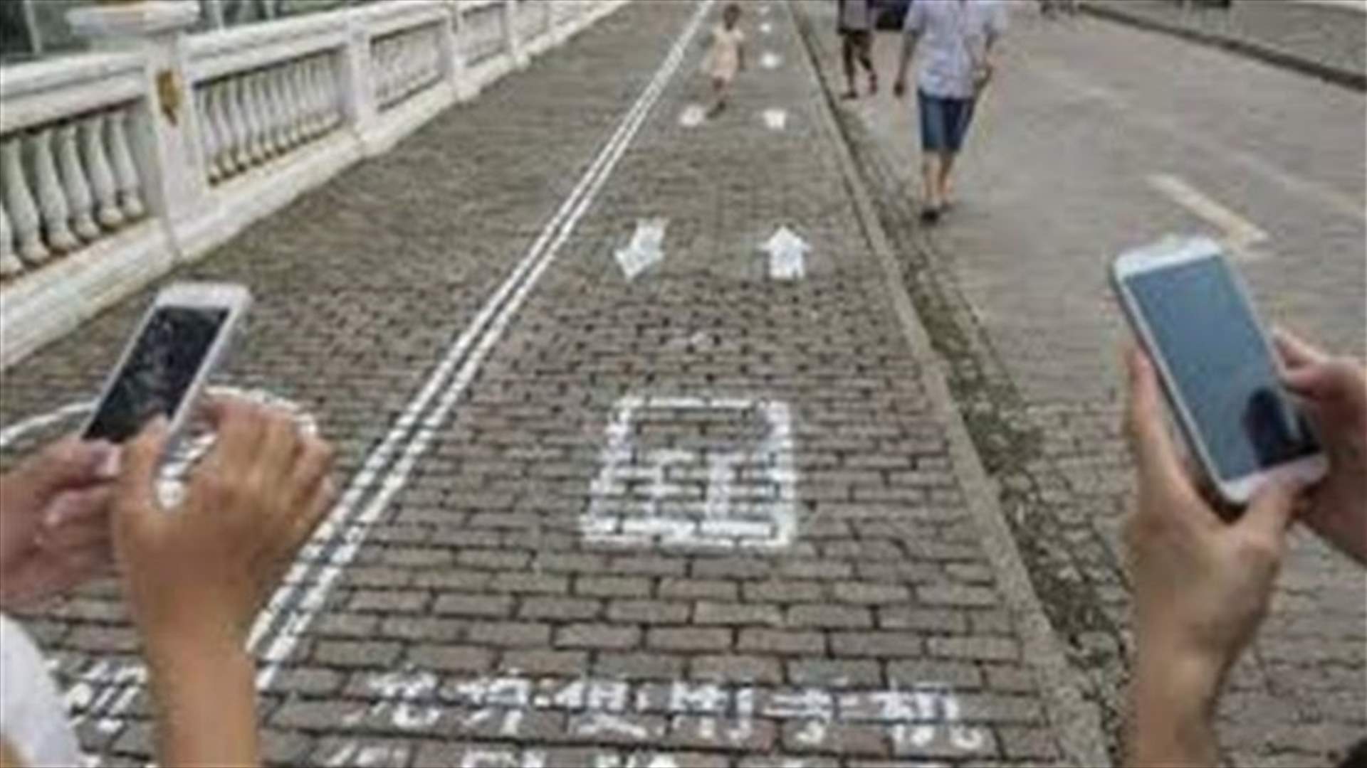 Chinese city creates cellphone sidewalk lane