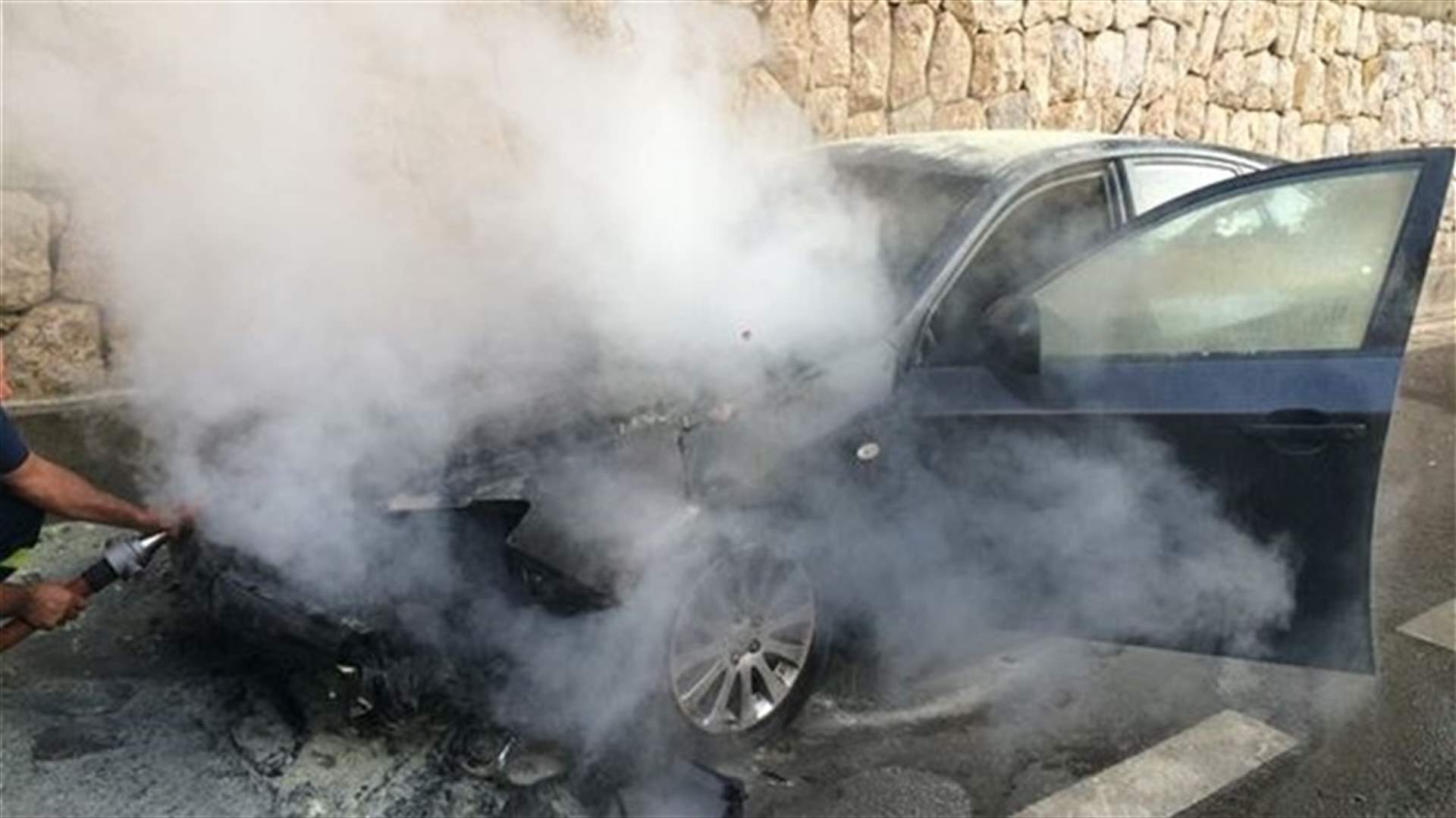 بالصورة...احتراق سيارة في قرنة شهوان