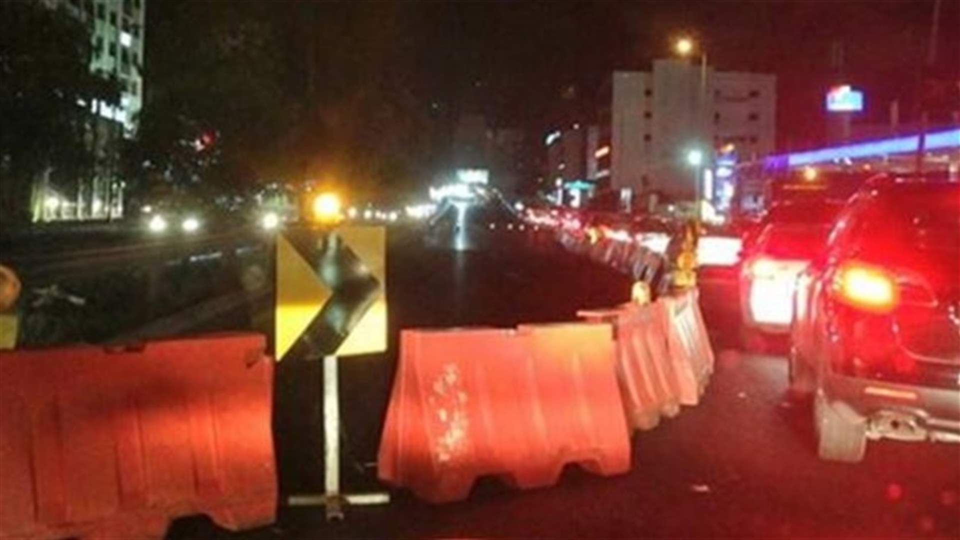 جرح 5 أشخاص بعد انحراف شاحنة على اوتوستراد صوفر