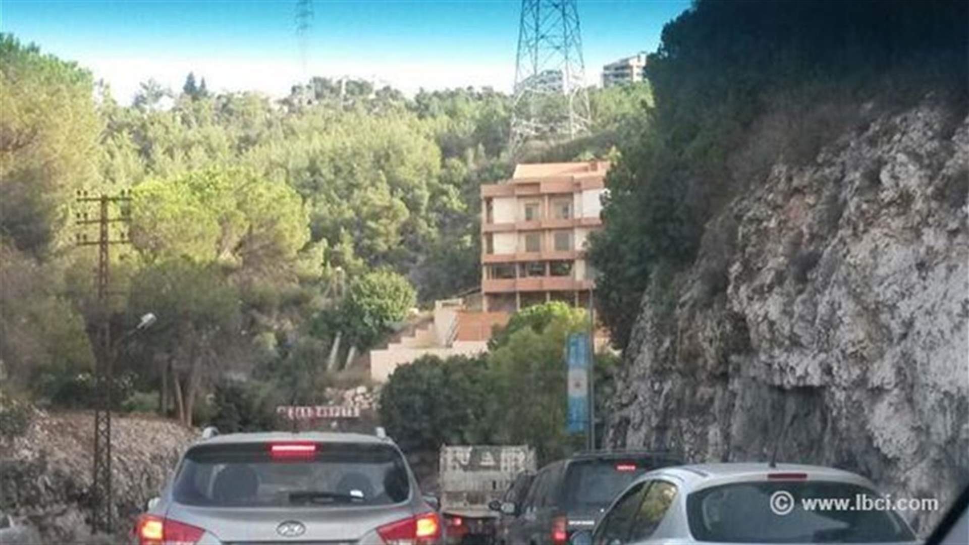 حادث يتسبب بزحمة سير على اوتوستراد بلونة-جعيتا