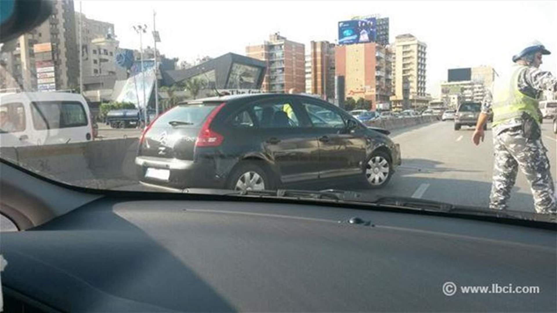 حادث سير على اوتوستراد جل الديب يؤدي الى زحمة سير 