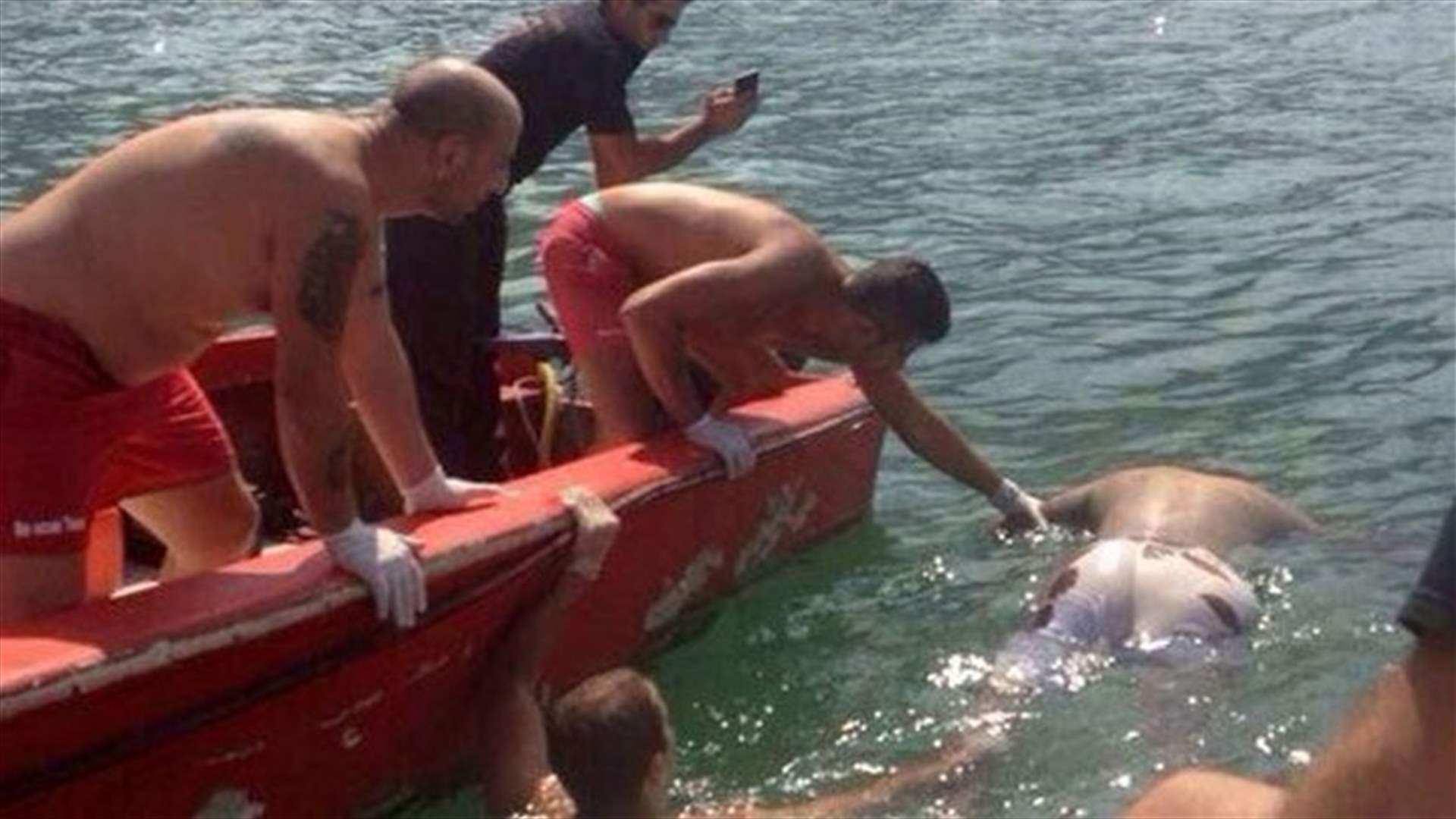 انتشال جثة شاب من خليج جونيه
