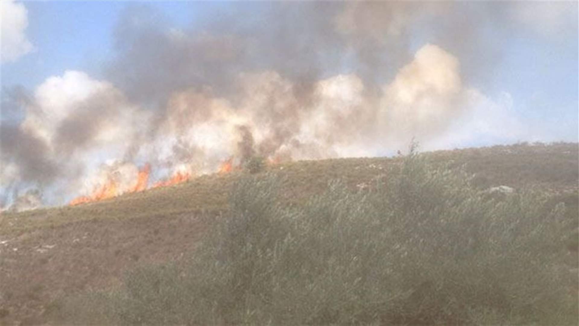 حريق كبير بين منطقتي مجدلا والحميرة
