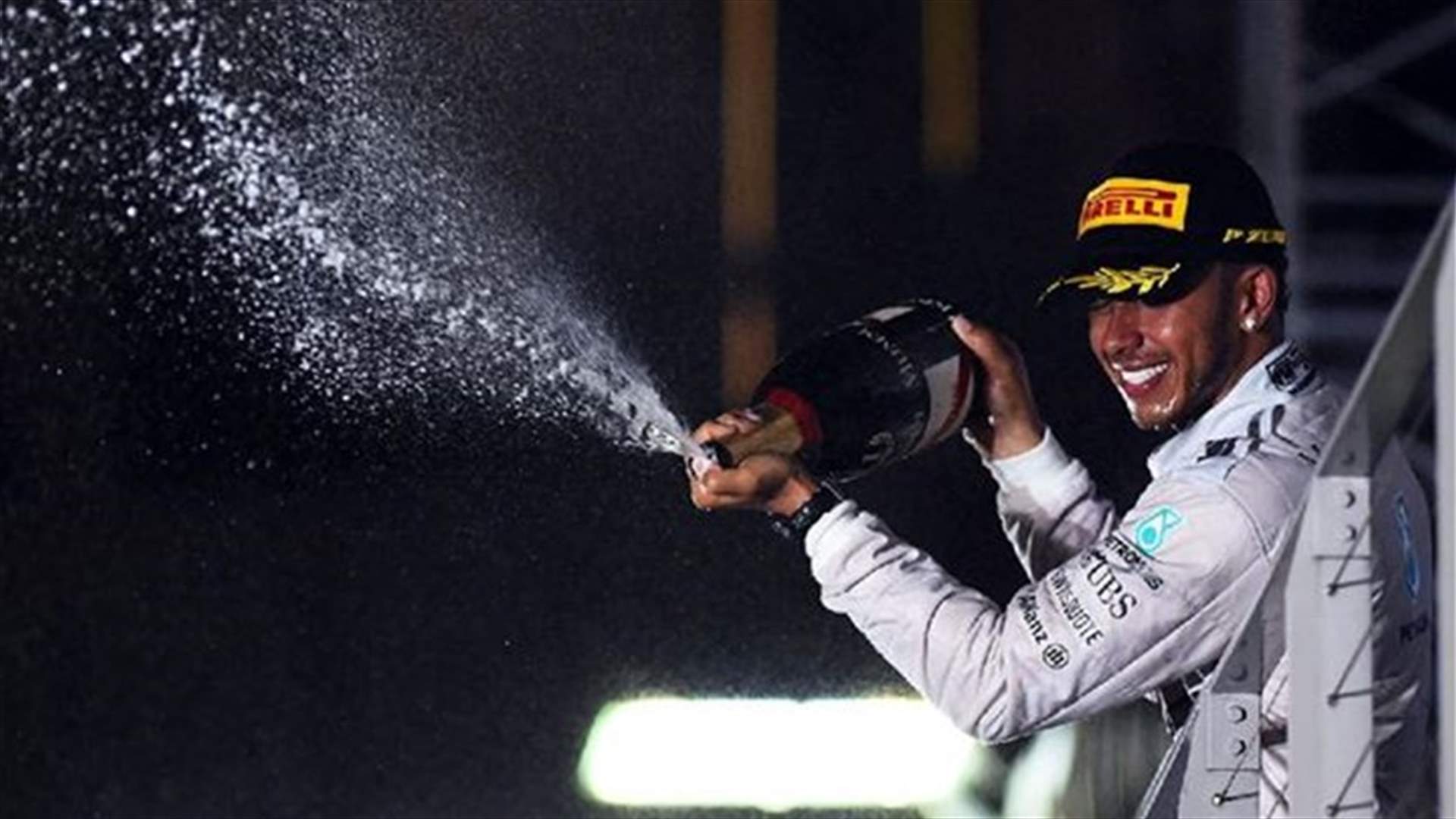 Hamilton wins in Singapore, takes F1 title lead