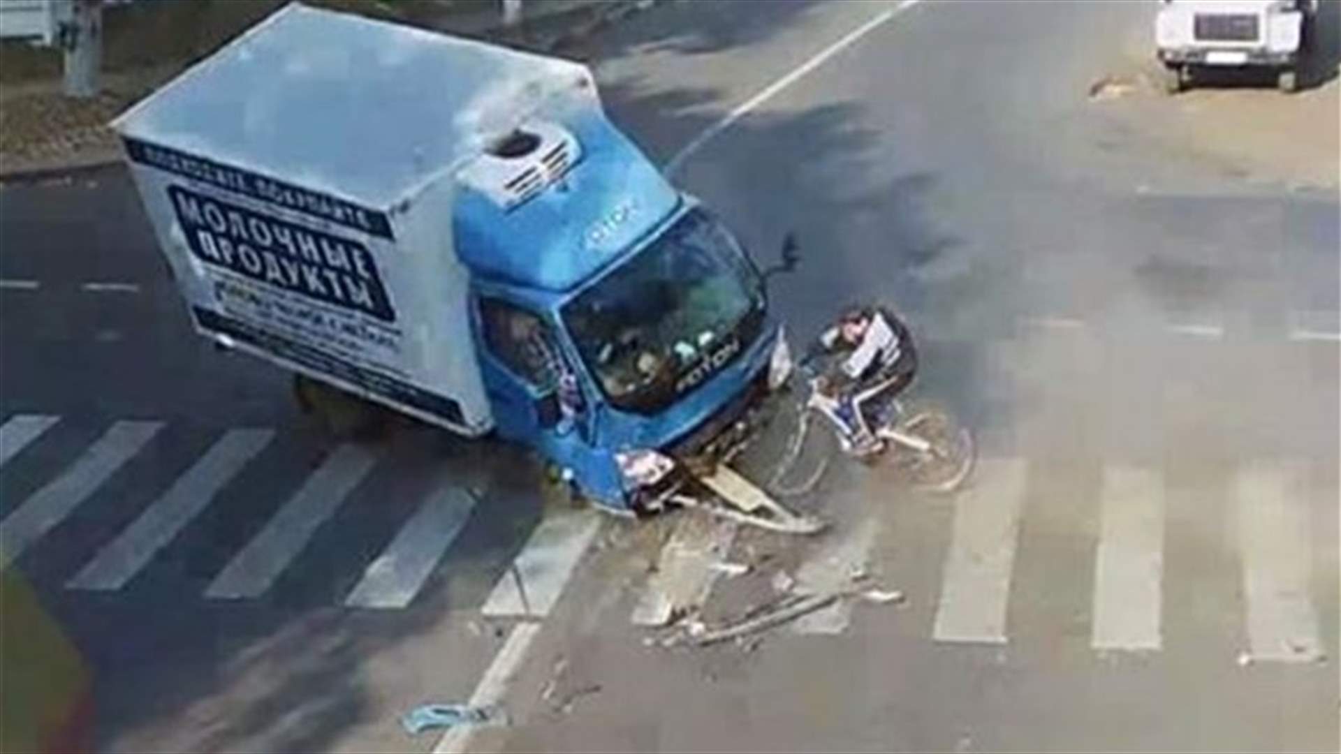 بالفيديو: نجا بأعجوبة من حادثٍ على دراجته الهوائية