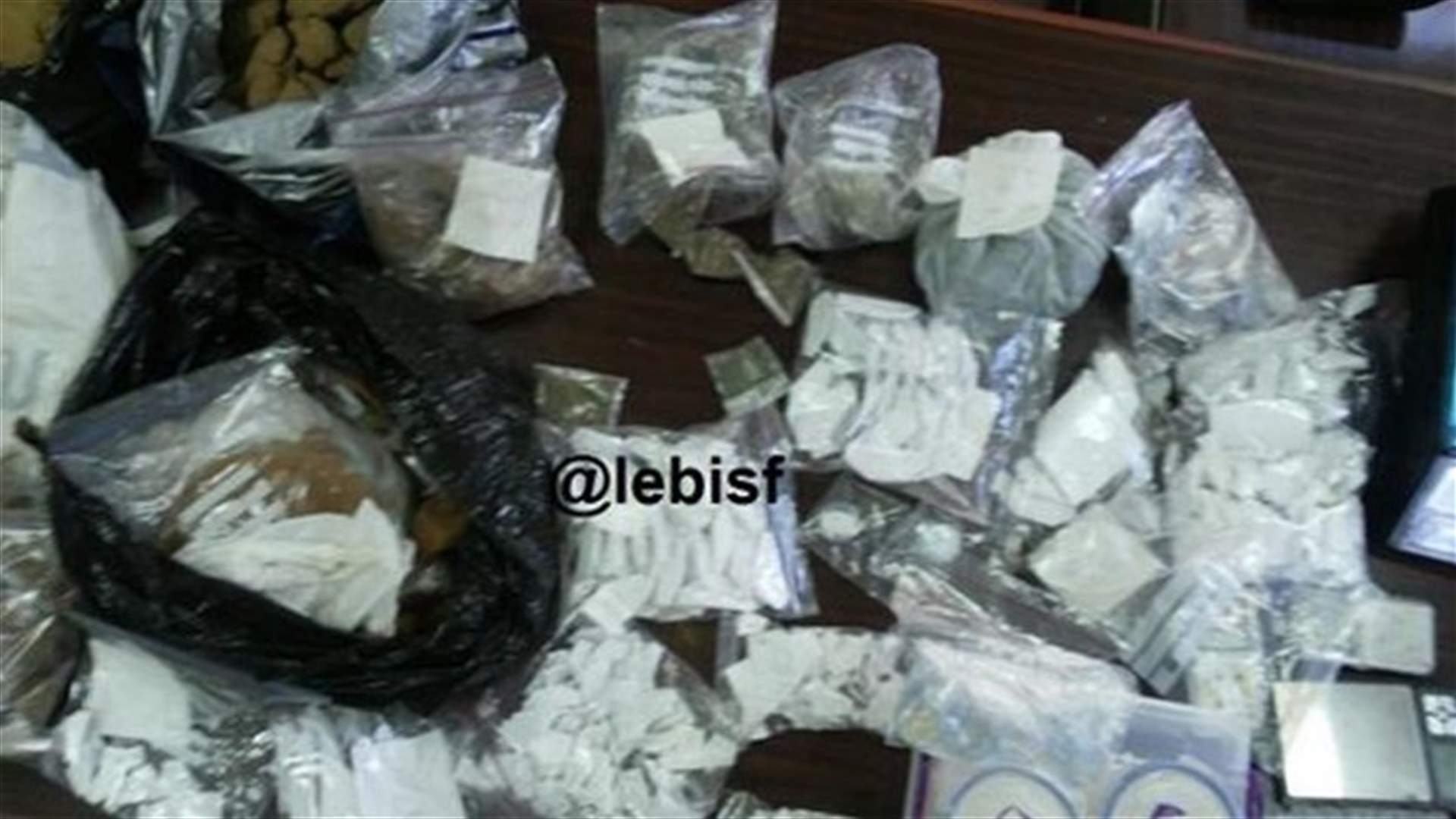 دهم منازل 3 مطلوبين في الدكوانة وضبط كمية من المخدرات
