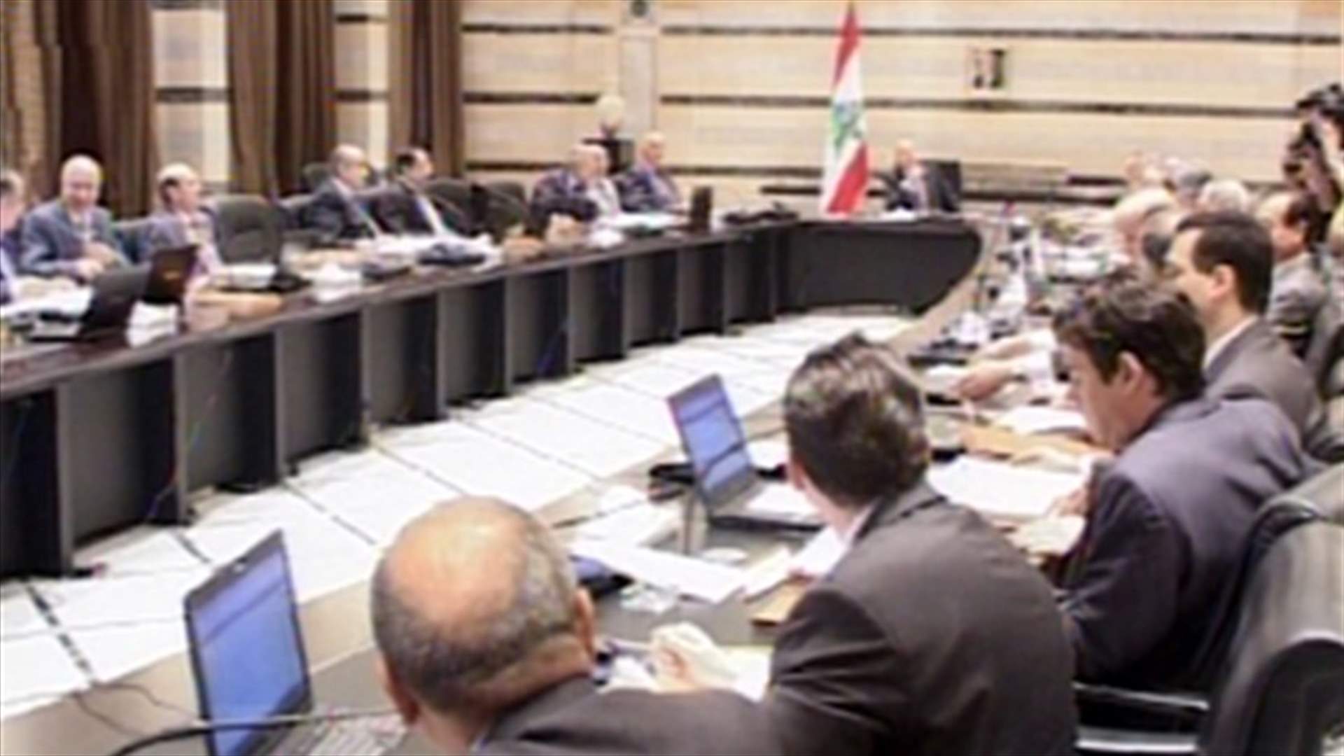 الكهرباء على طاولة الحكومة