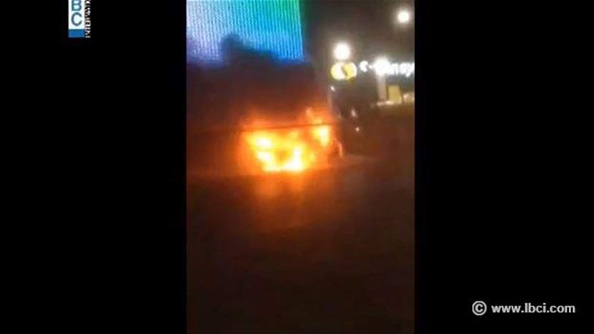 بالفيديو...حريق بسيارة يتسبب بزحمة سير على أوتوستراد ضبية