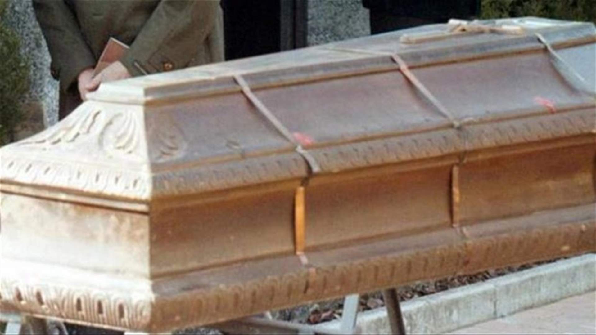 دفن امرأة حية في اليونان