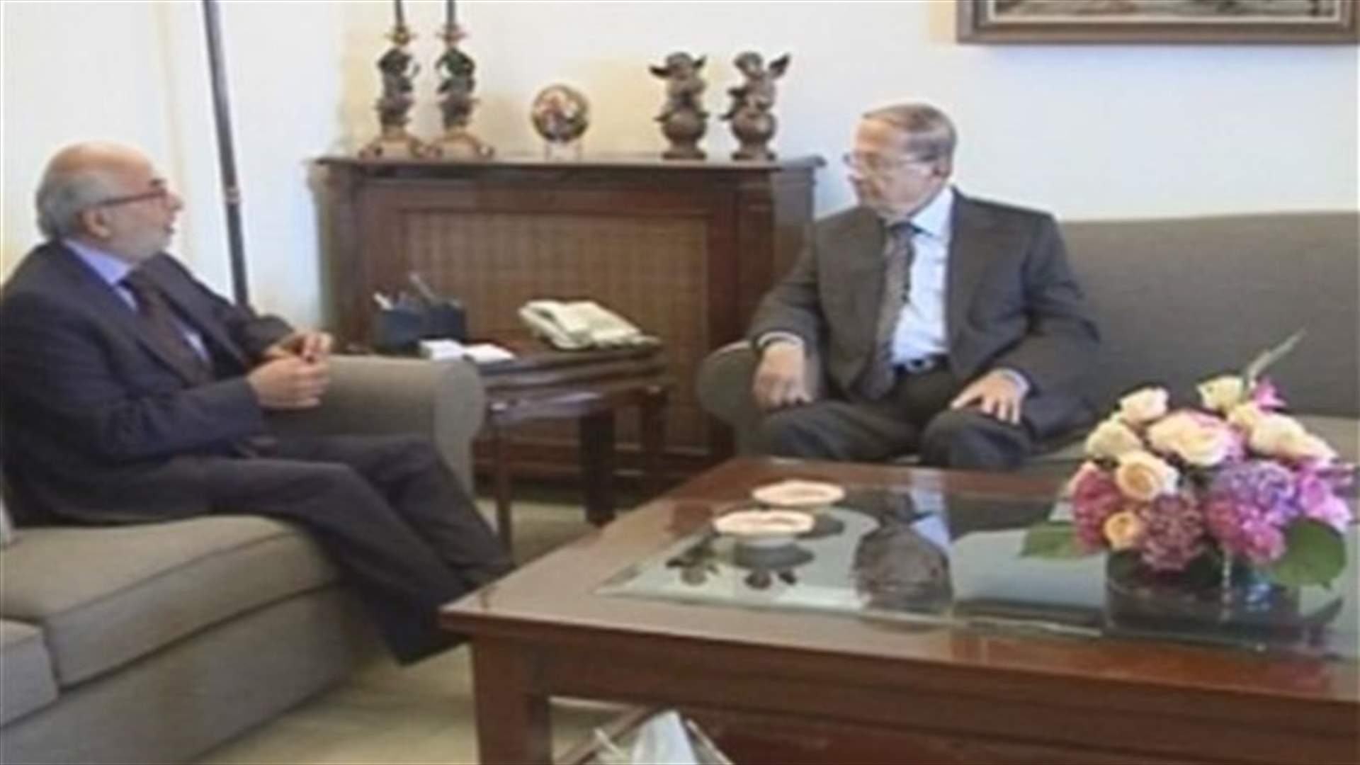 رسالة "خاصة جدا" من جنبلاط الى عون