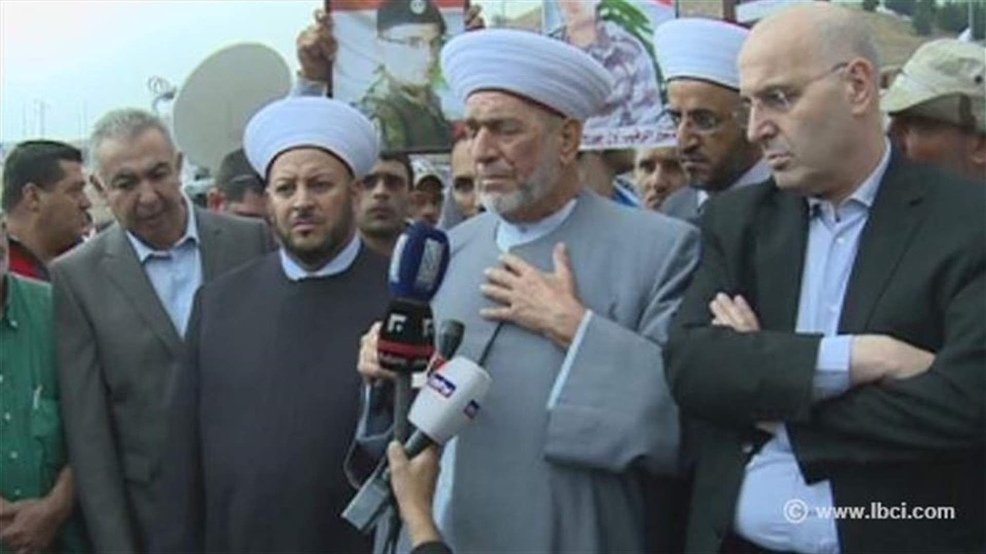 وفد من الفعاليات الروحية ومن نواب زحلة عند أهالي العسكريين بضهر البيدر