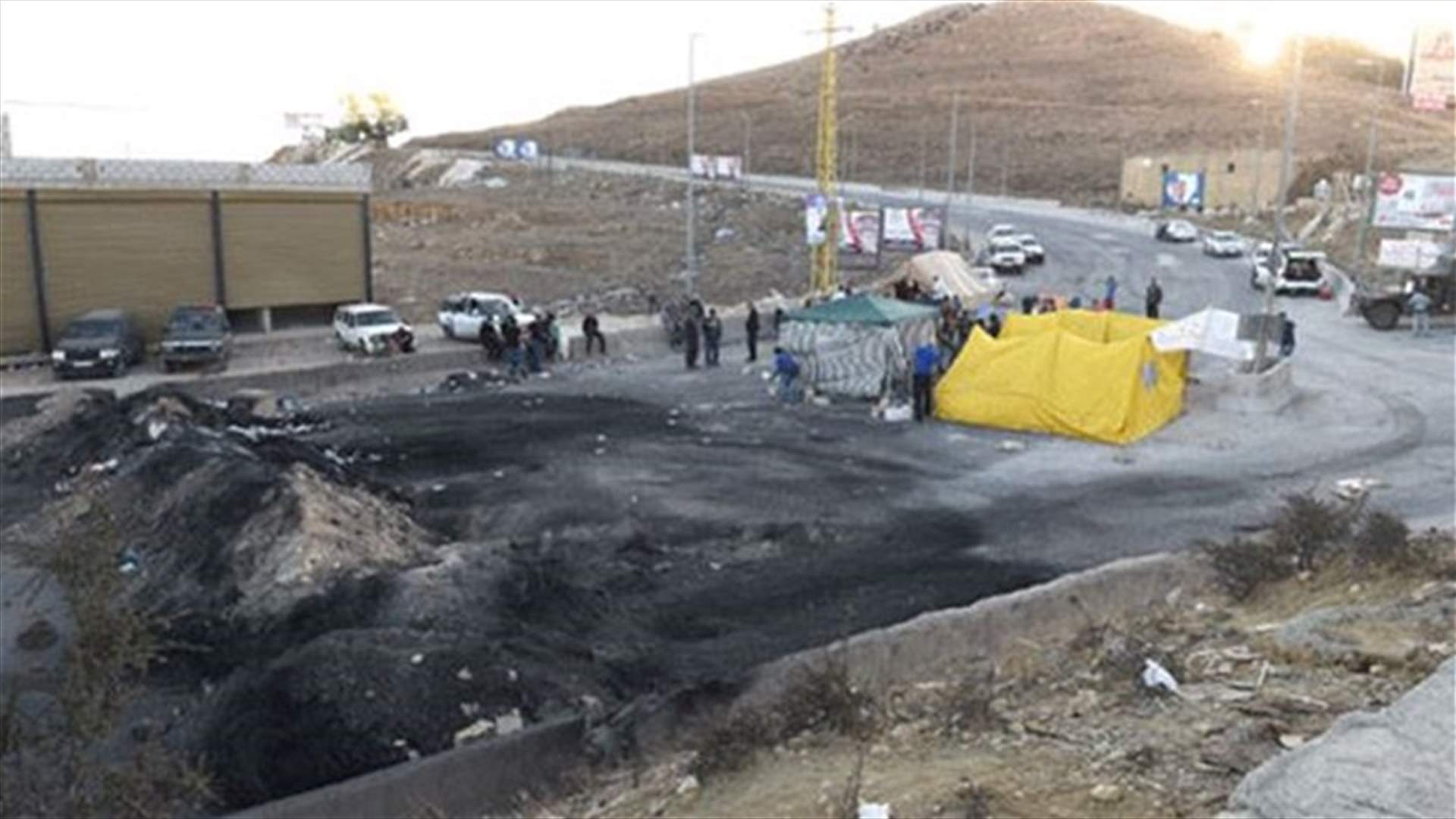 Families of Arsal abducted troops block Dahr al-Baydar road 