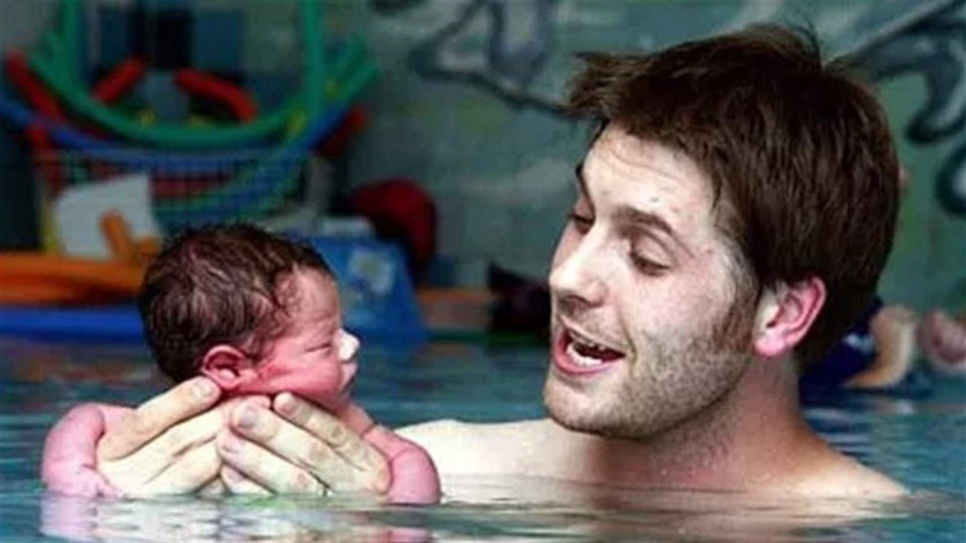 اصطحب طفله للسباحة بعد 31 ساعة على ولادته