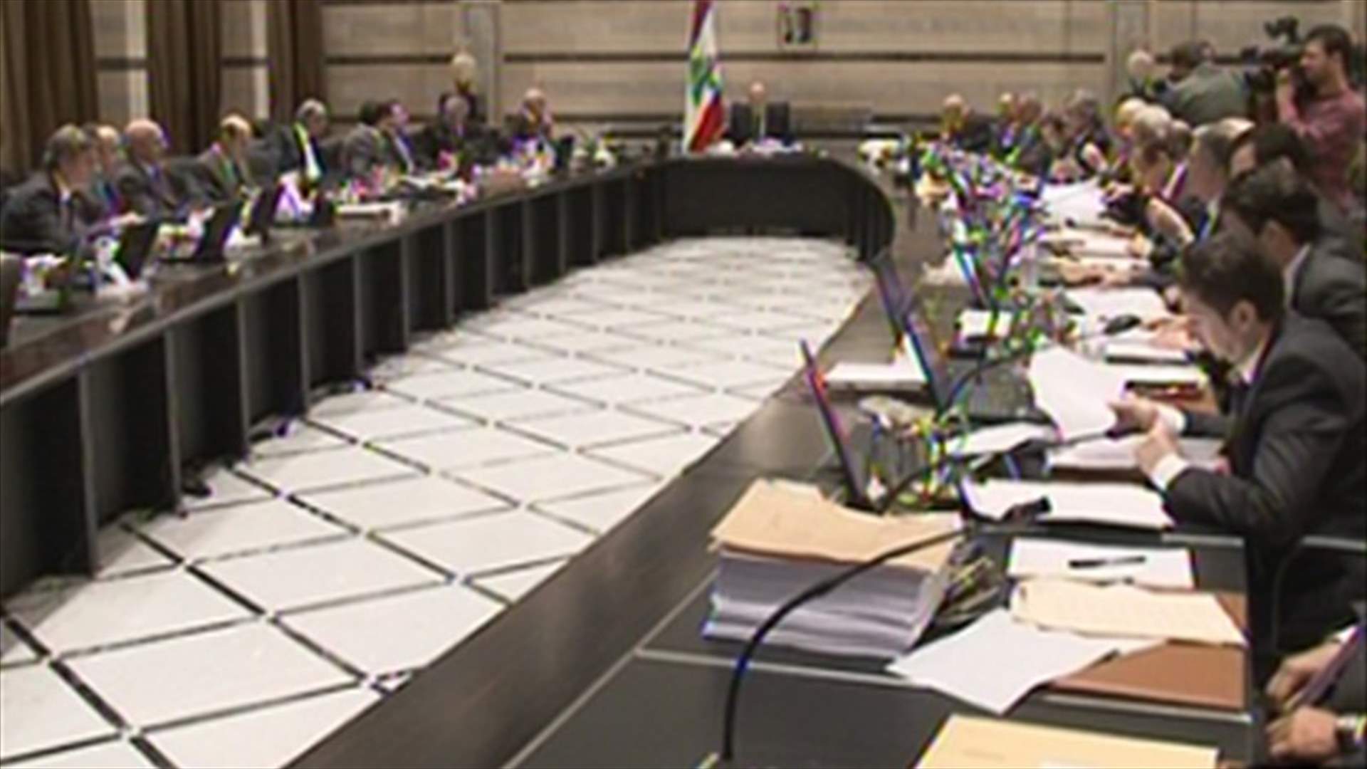اللبنانيون سيتقاضون زيادة الأجور نهاية الشهر ومجلس الوزراء ينعقد الثلاثاء لبحث ملف الكهرباء