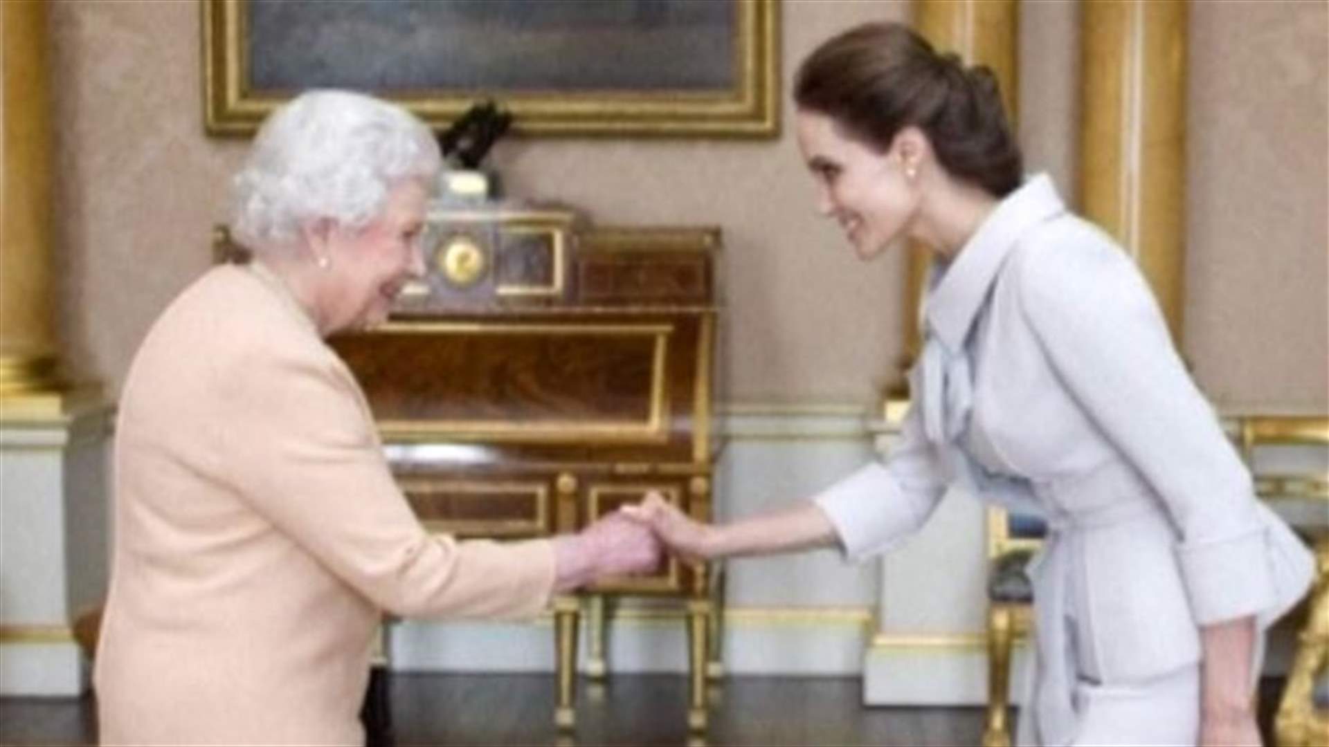  الملكة إليزابيث الثانية تكرم أنجيلينا جولي