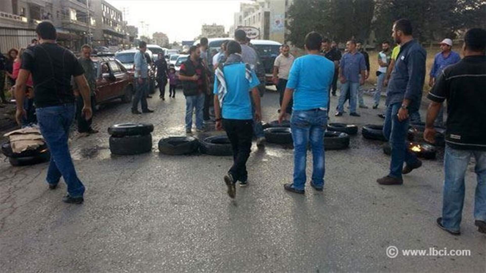 عائلة المخطوف توفيق وهبي تعيد فتح طريق زحلة ـ بعلبك