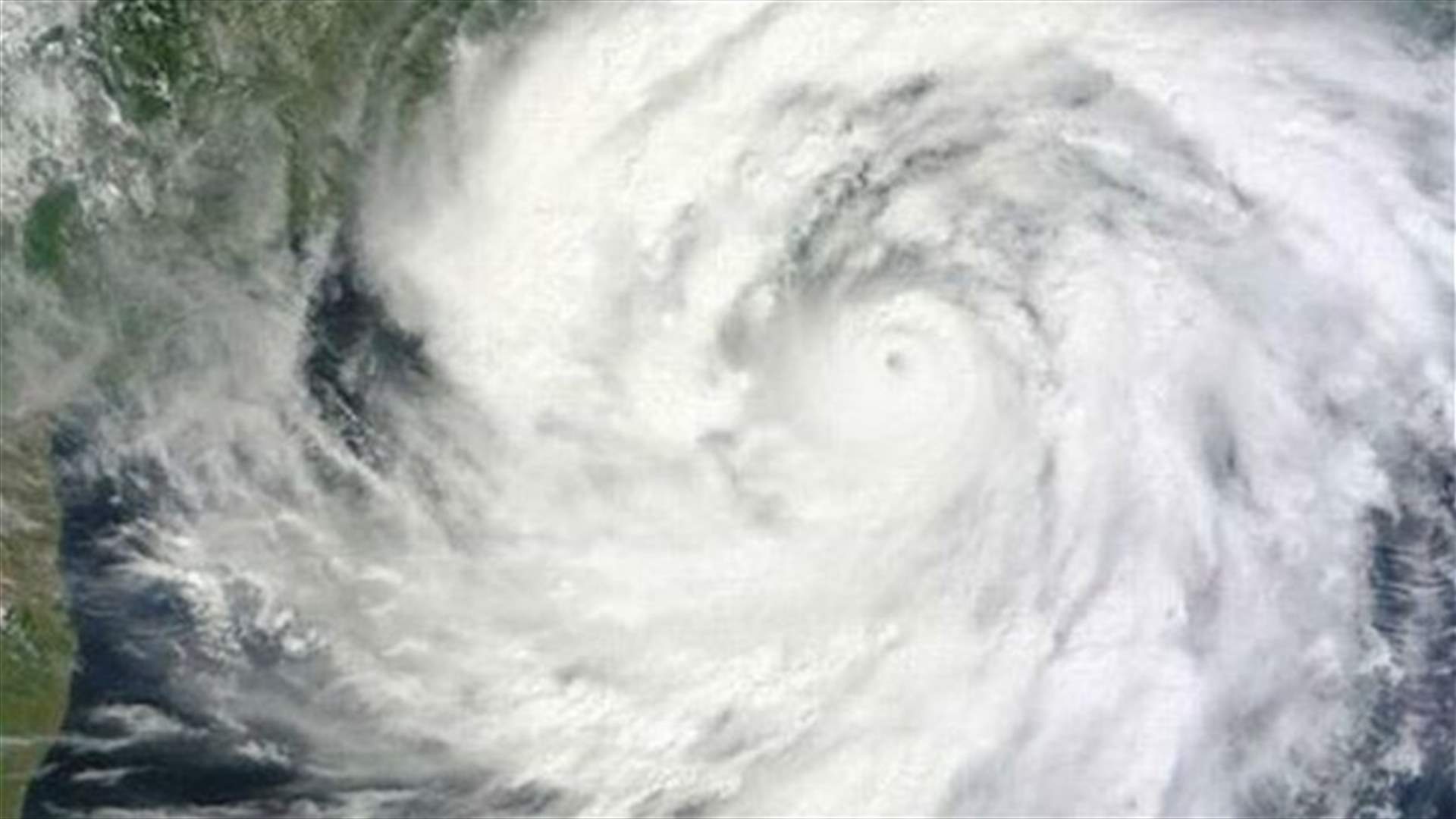 Cyclone Hudhud hammers India's eastern seaboard, three dead